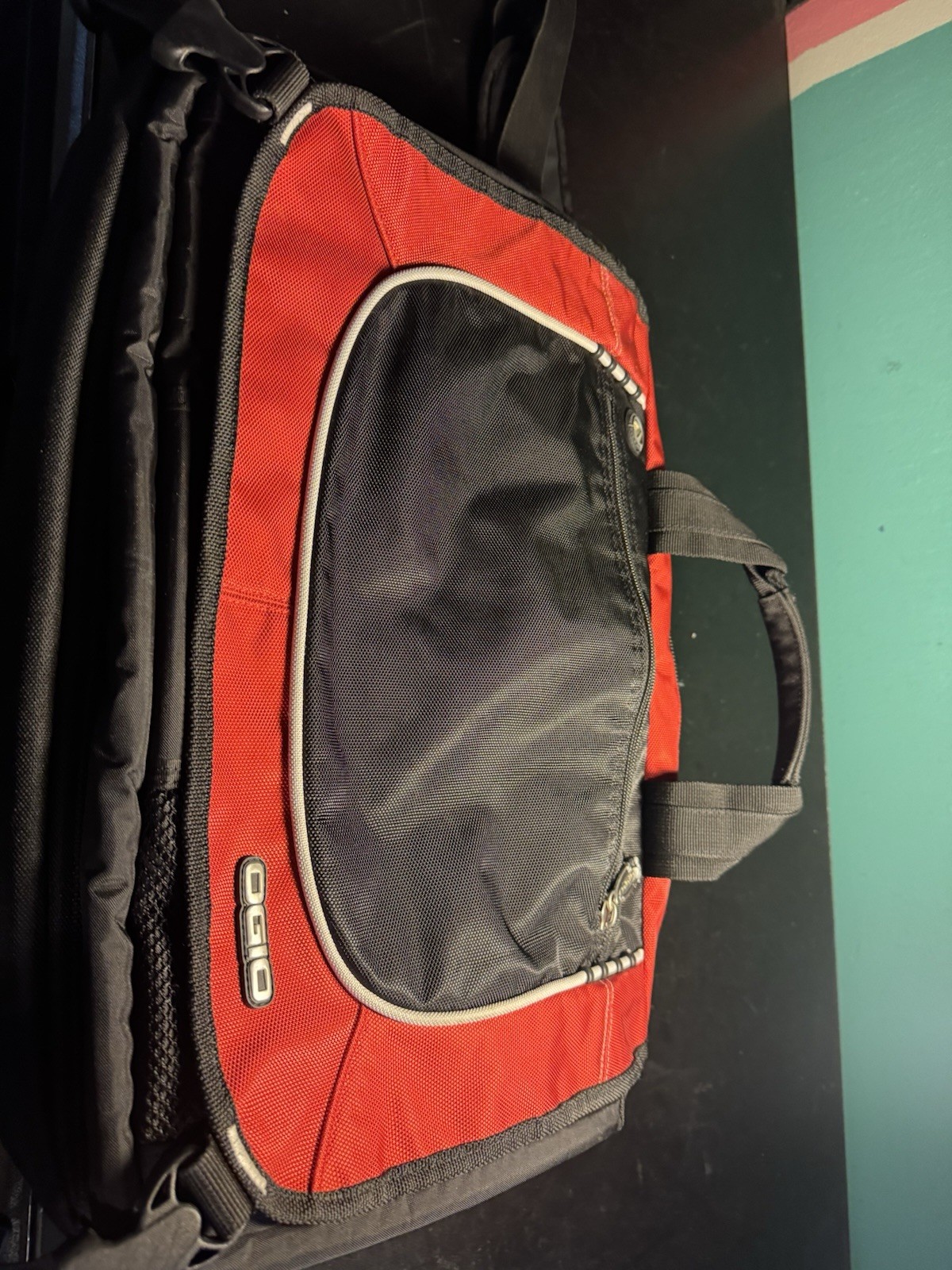 Ogio Corporate City Messenger Bag Padded Sleeve Black Red #03507 - NICE