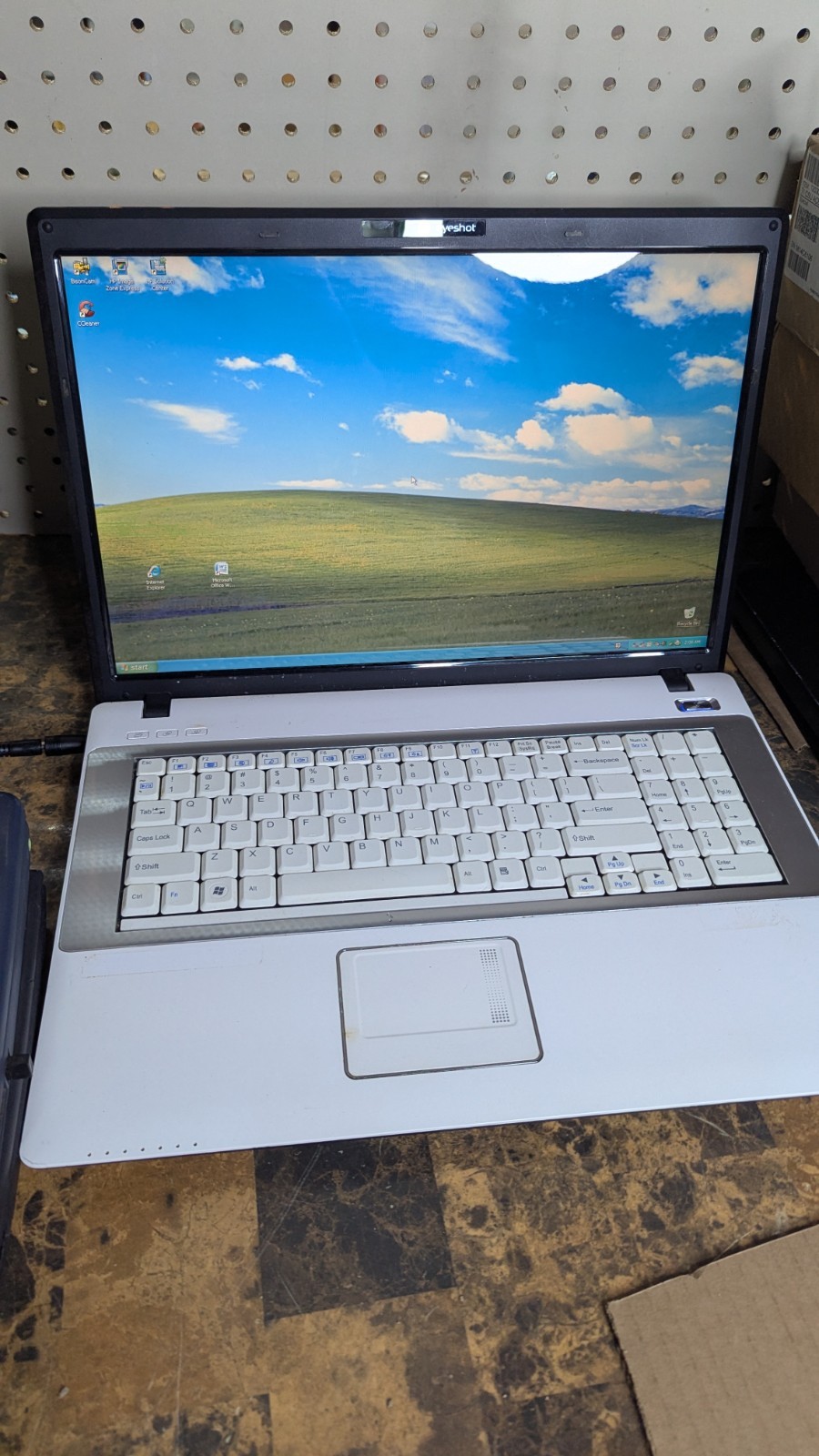 Vintage Sager Clevo M77SU Laptop With Nvidia - Windows Xp Pro *FOR PARTS*