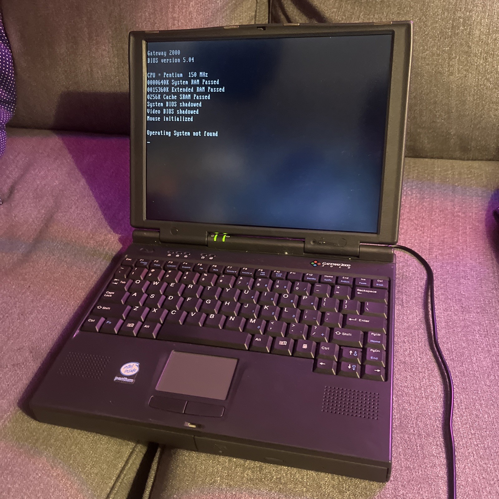 Vintage Gateway Solo 2100 Laptop Intel Pentium 150MHz, No Operating System