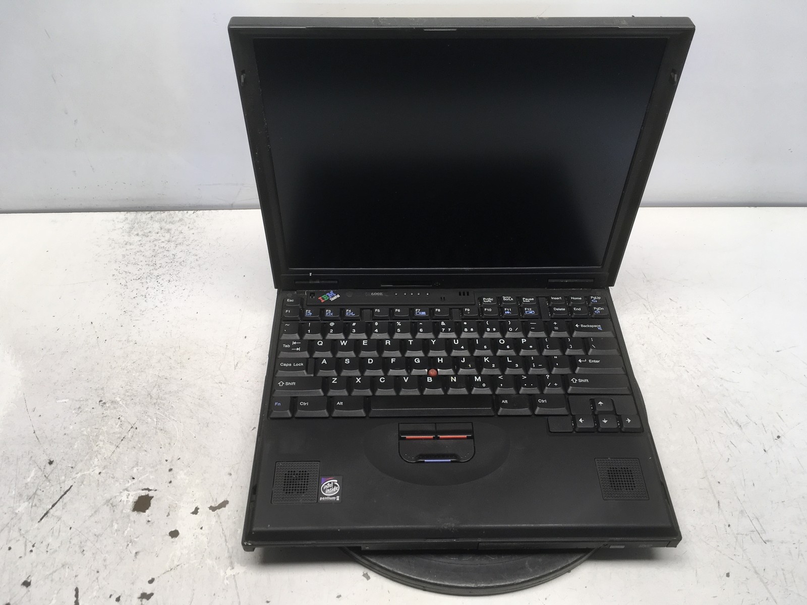 IBM ThinkPad 600E Intel Pentium II 300MHz 32 MB NO HDD No Batt Dim Screen