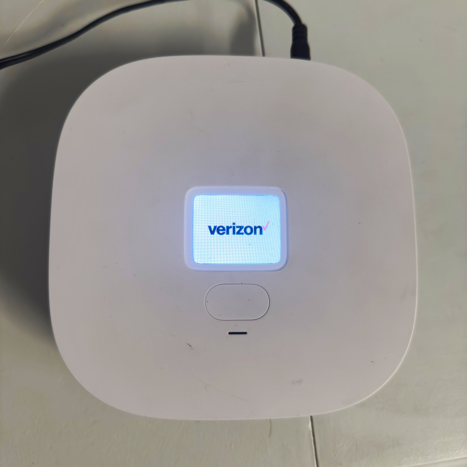 Verizon LVP2 LTE Wi-Fi Hotspot Modem White w/ Battery NO POWER CORD