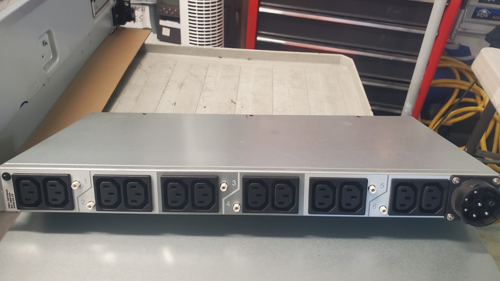 IBM 39Y8925 39J1183 39M5416 25R2555 12-Outlet Power Distribution Unit -