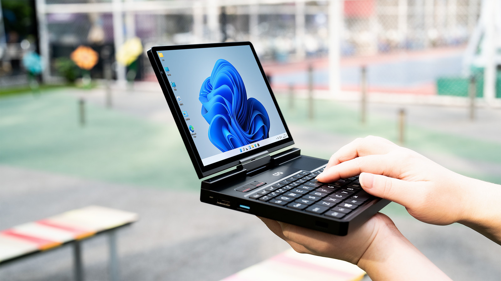 2025 GPD Pocket 4 Mini PC Portable Handheld Laptop PC AMD R7-8840U 16G + 1TB