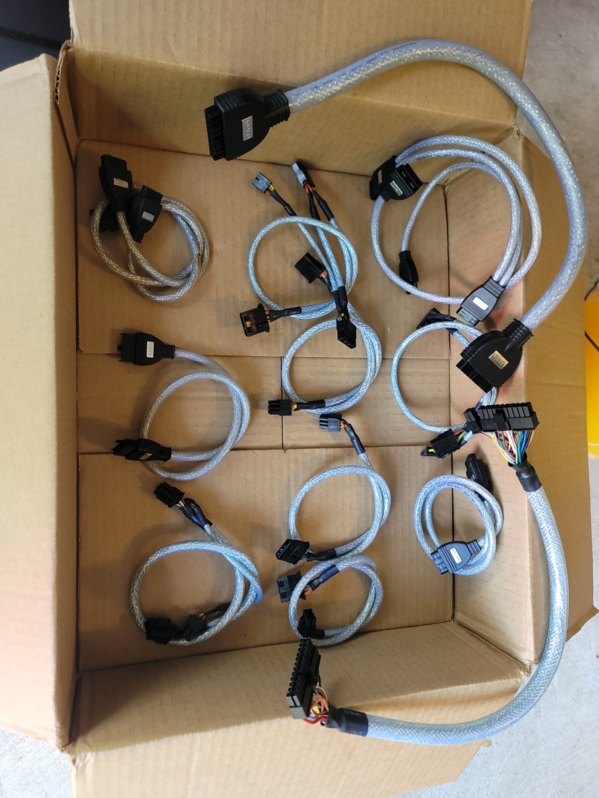 ULTRA XConnect Set of 12 Cables for Motherboard, Power Supply & Drivers
