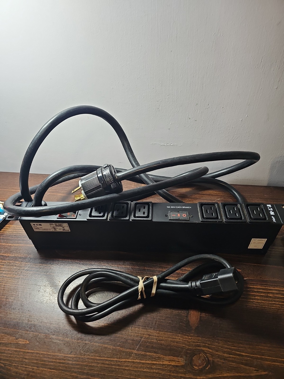 Eaton ePDU EPBZ94 1U Basic Rack PDU 208-240V 24A NEMA L6-30P (6) C19 Outlets