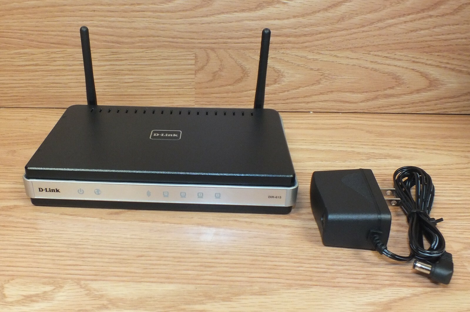 D-Link N300 108 Mbps 4-Port 10/100 Wireless N Router (DIR-615) **READ** 