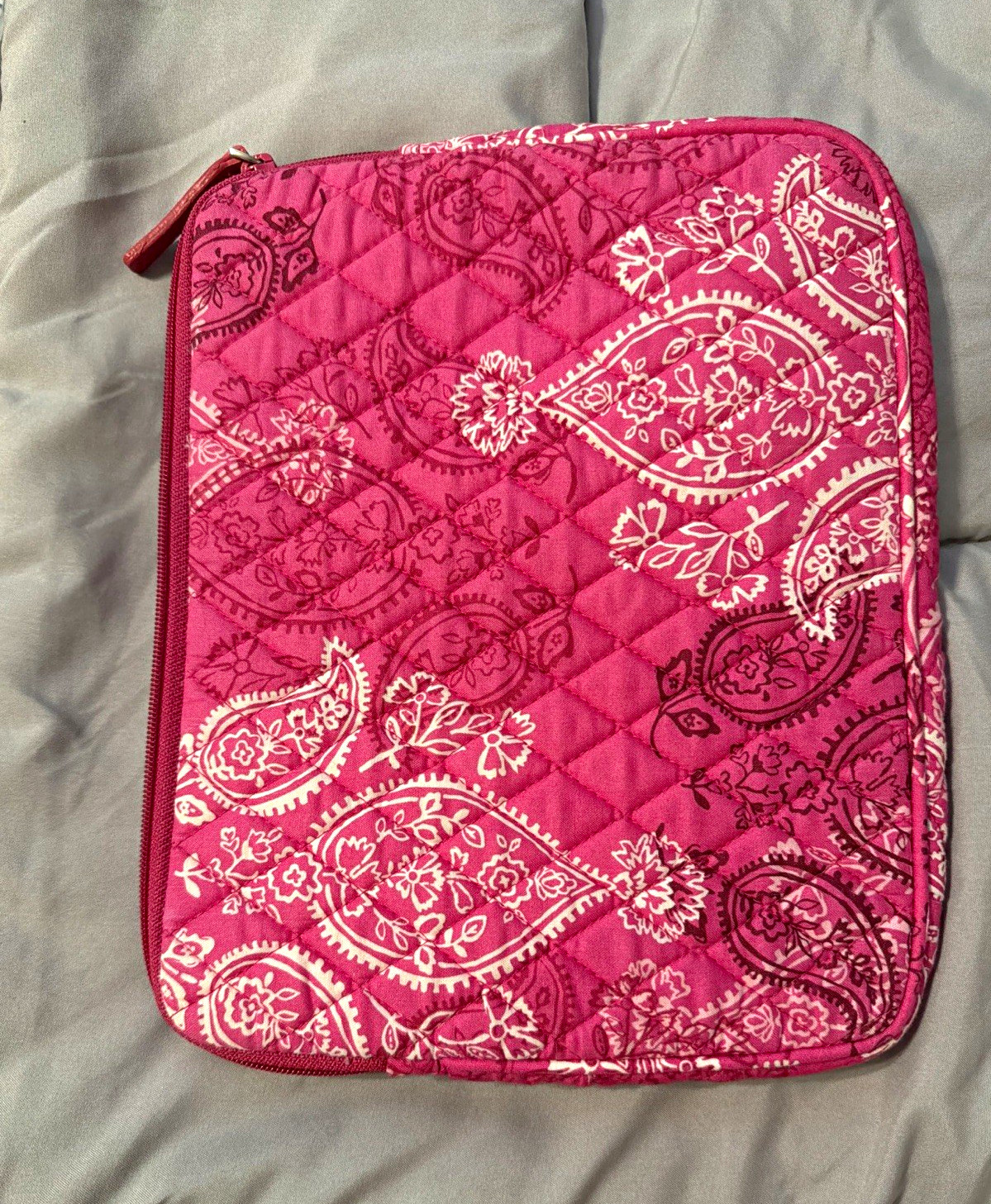 VERA  BRADLEY Pink/White Paisley Padded Laptop Sleeve Case w/ Zipper 10”x6.