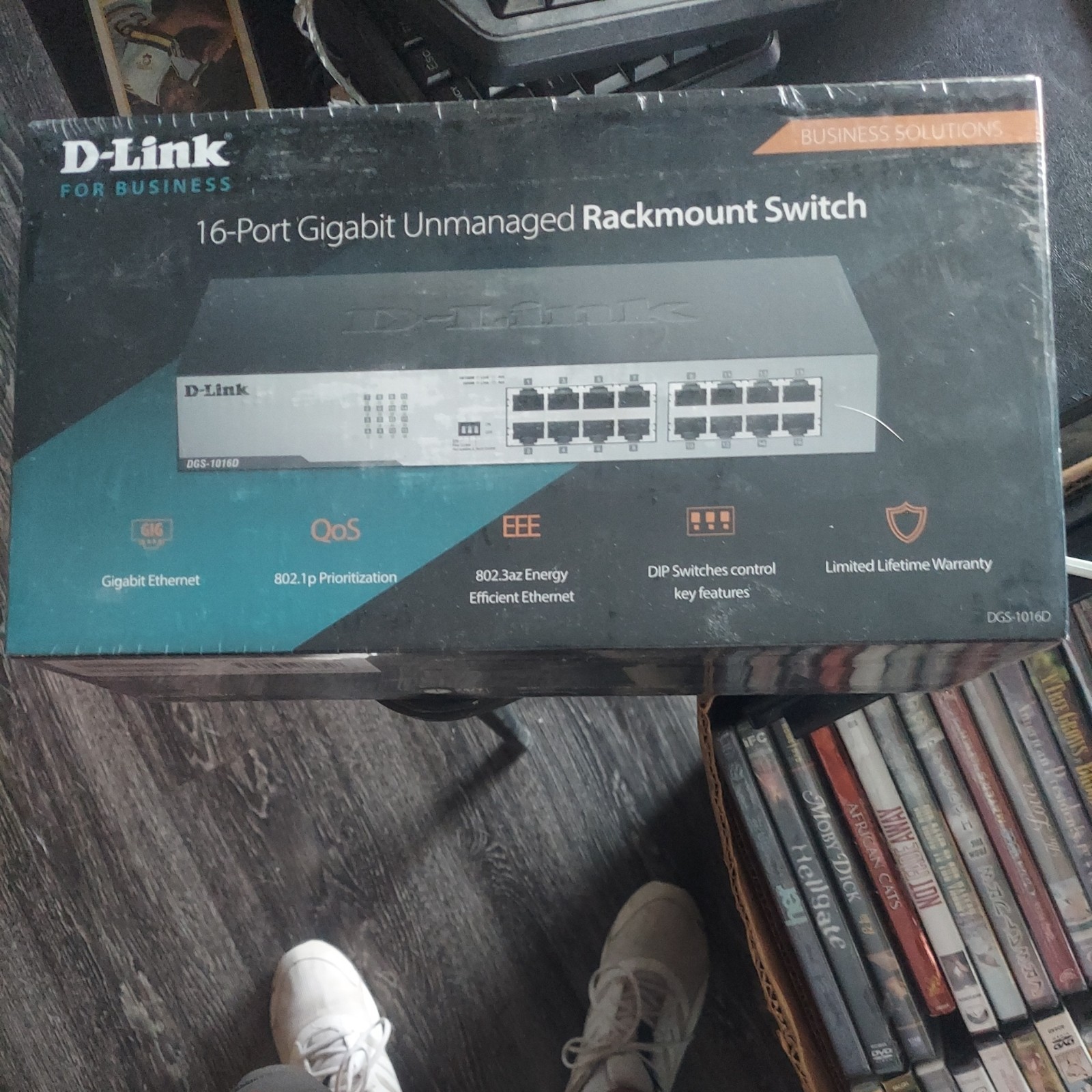 D-Link DGS-1016D 16-Port Gigabit Unmanaged Metal Desktop or Rackmount new Switch