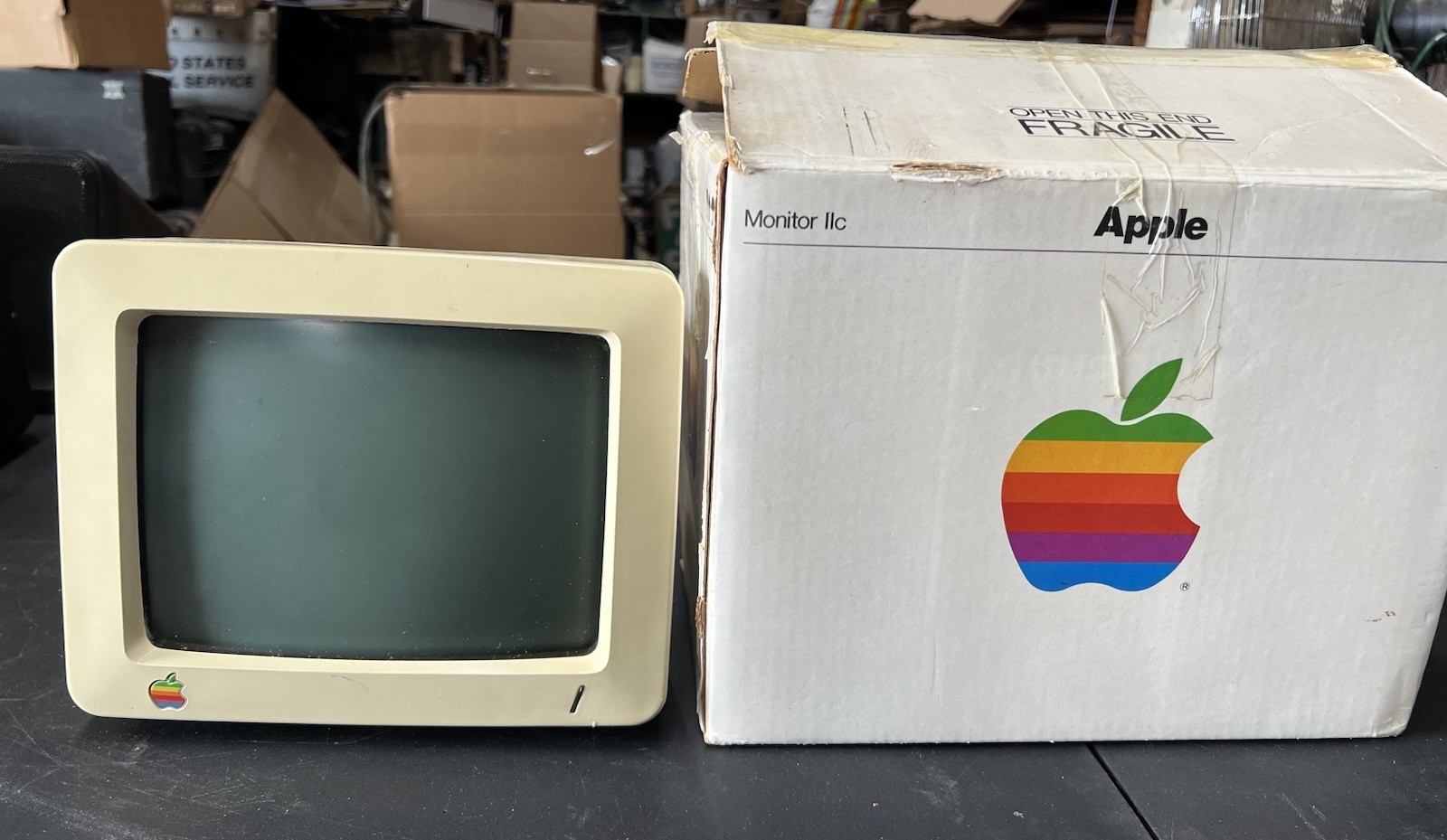 Apple IIc Computer Monitor G090S A2M4090 with original box