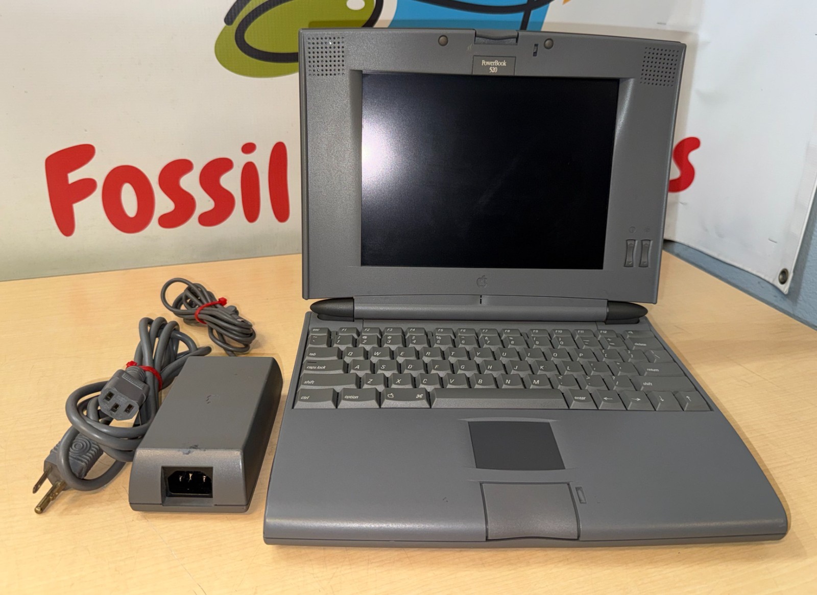 Apple Macintosh Mac PowerBook 520 M4880 Laptop  (Series 500) w/Power Adapter