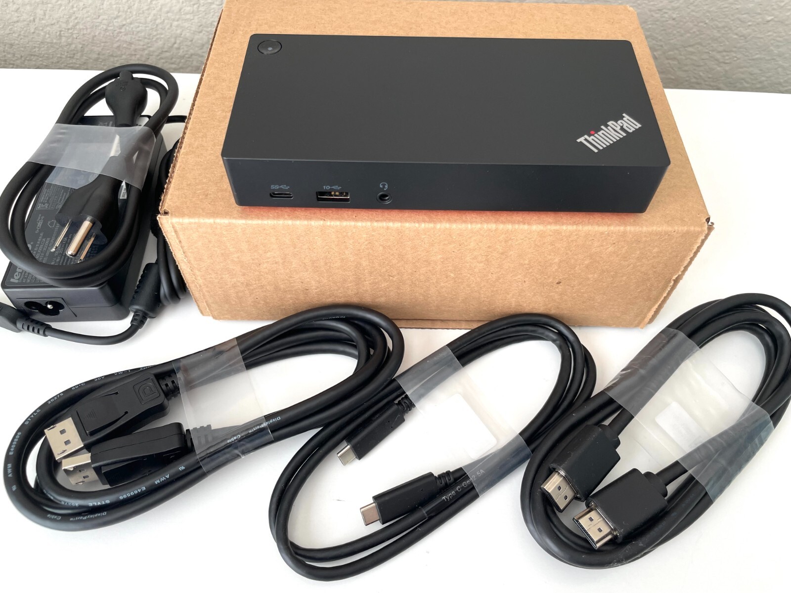 Lenovo ThinkPad 40AY Universal USB-C Docking Station Gen2 w/ DP + HDMI Cables