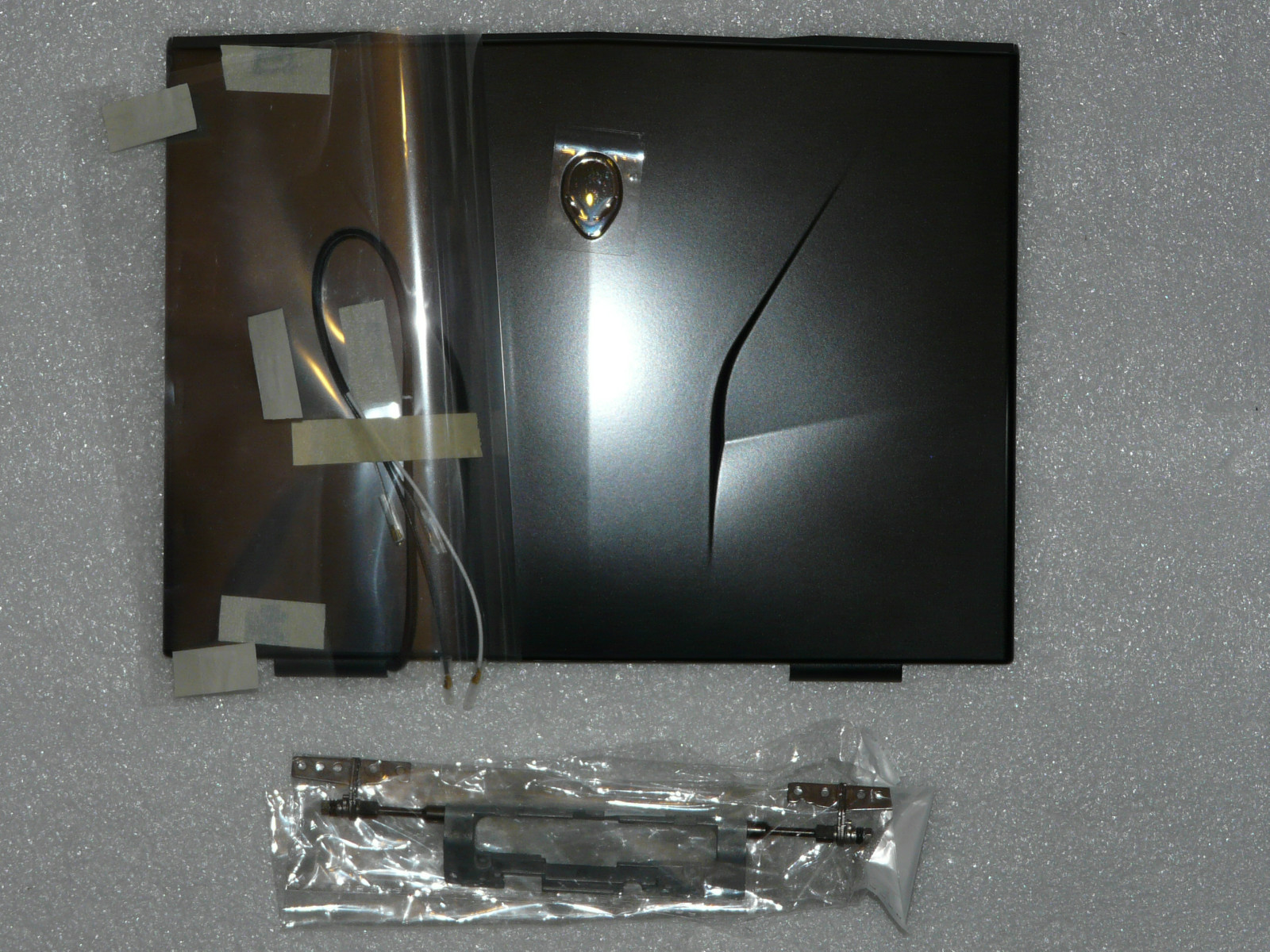 NEW GENUINE DELL ALIENWARE M11X LID TOP COVER W/ HINGES WIFI WIRES 5TD8G 05TD8G
