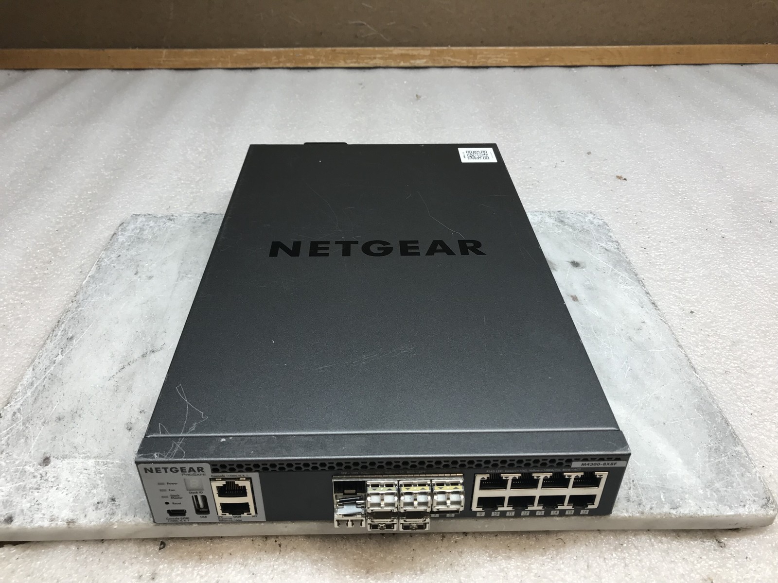 NETGEAR M4300-8X8F ProSAFE 8-port 10GBASE-T and 8-port 10G SFP+ w Power Cable