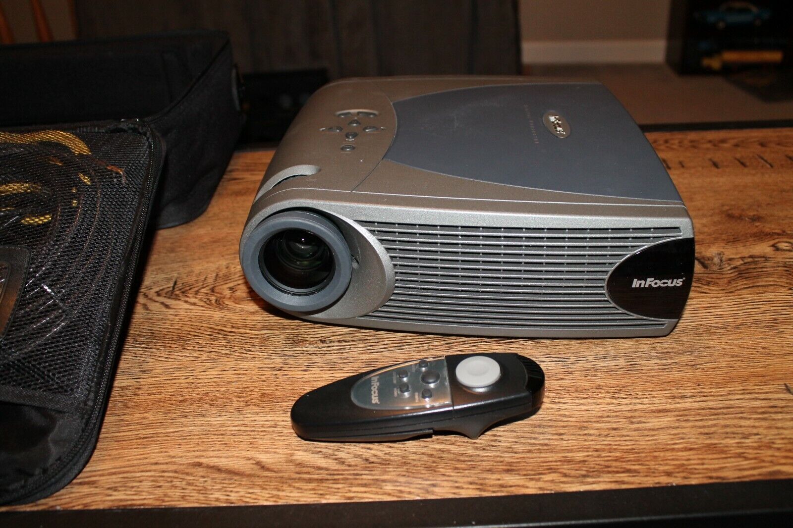 INFOCUS LP350 MULTIMEDIA DLP DIGITAL VIDEO HOME THEATER PROJECTOR WITH CASE