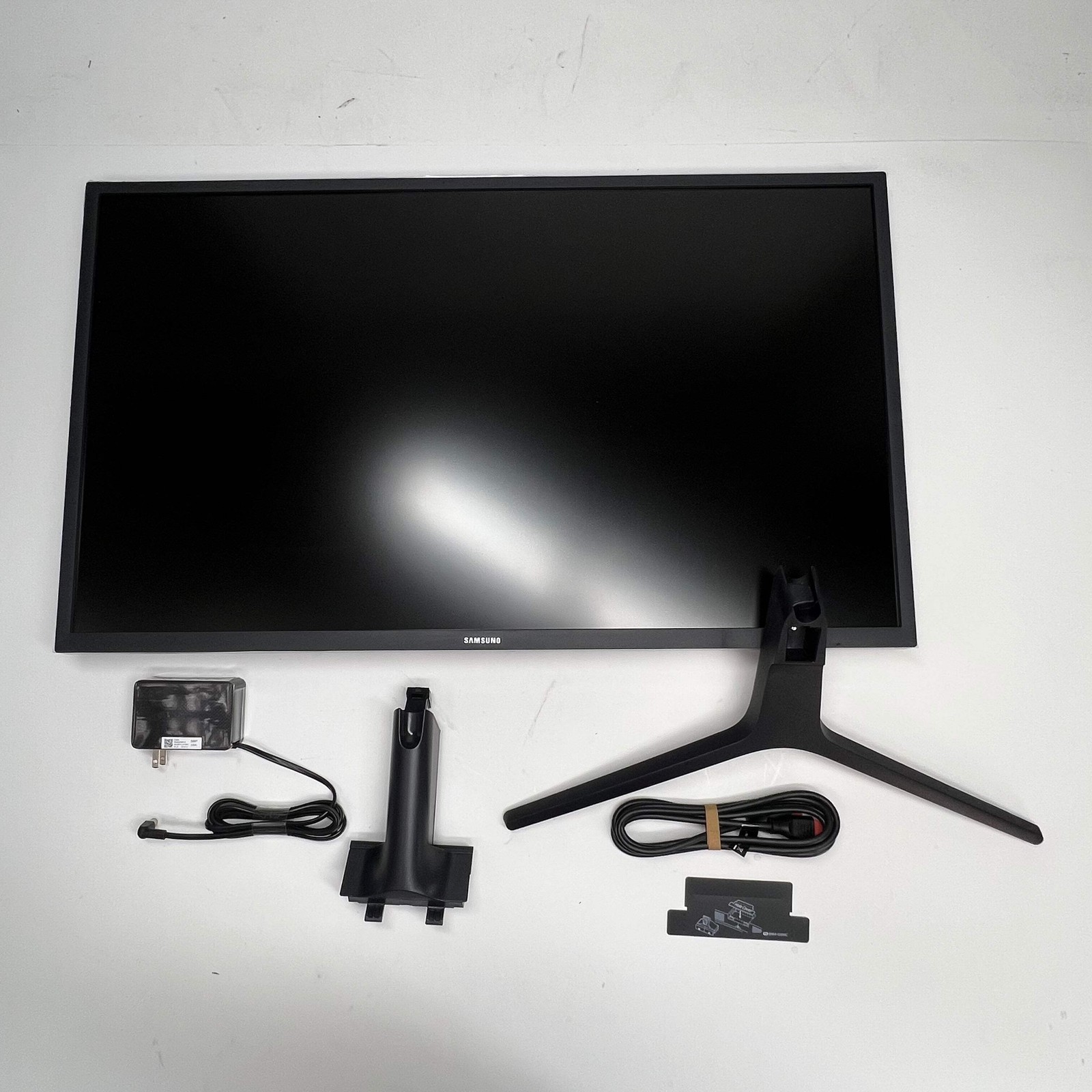 SAMSUNG Led Viewfinity Monitor W/ Amd Freesync 32" 60Hz 4ms Dark Grey U32J590