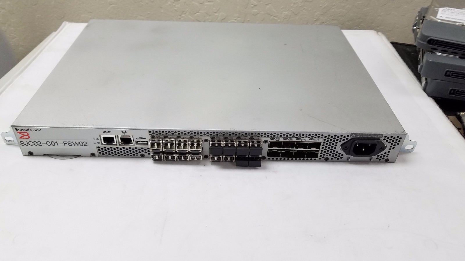 Brocade 300 340 8Gb 24 Port Fibre Channel Switch BR-340-0004 with 16 GBIC