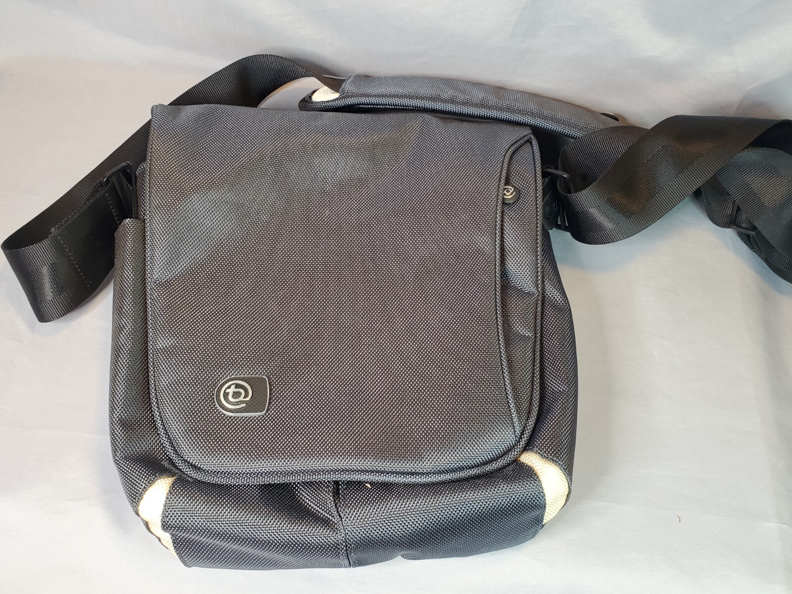 Booq Taipan Shadow XS IPAD Messenger Bag Crossbody Pewter Grey Adjustable Strap