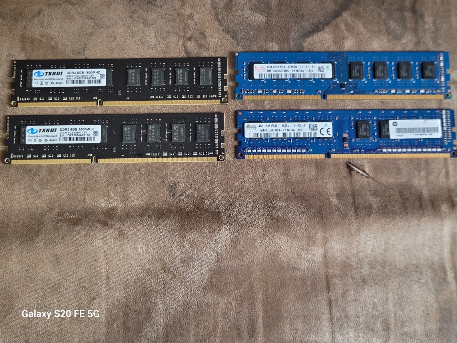 2 sticks of 4GB 1600Mh DDR3 RAM and another 2 sticks of 8GB 1600Mh DDR3 RAM