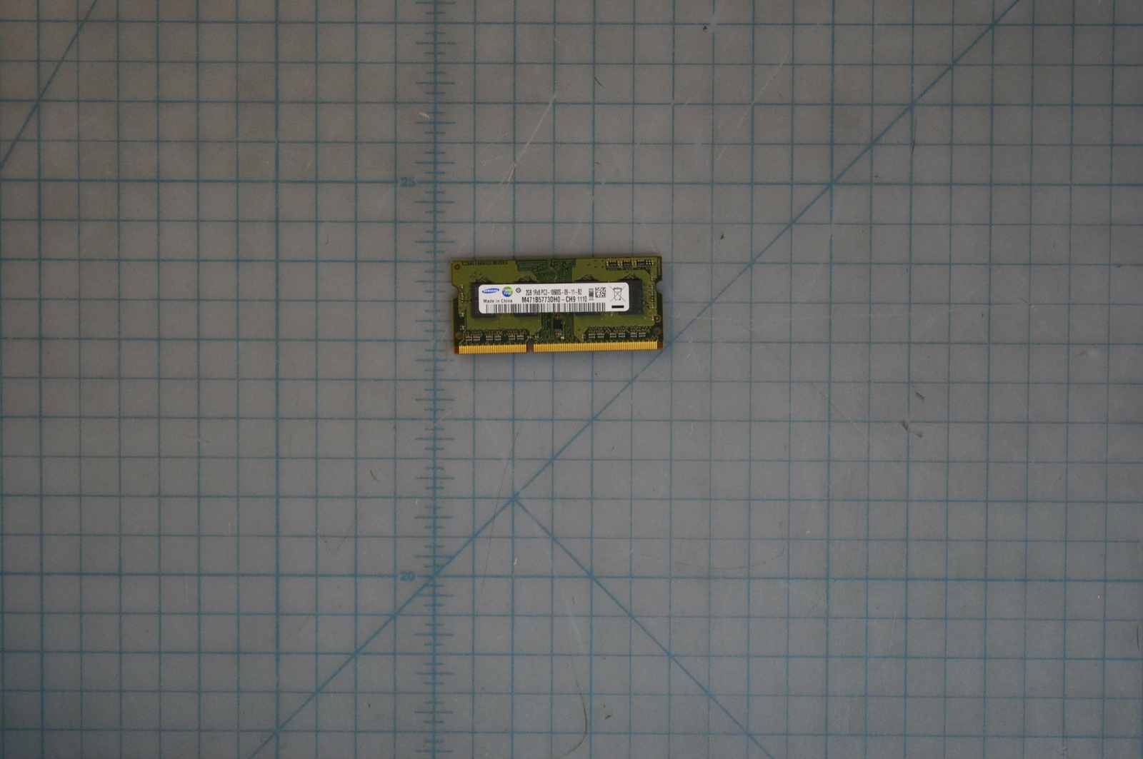Samsung 2GB PC3-10600 DDR3-1333MHz non-ECC Unbuffered CL9 204 M471B5773DH0-CH9