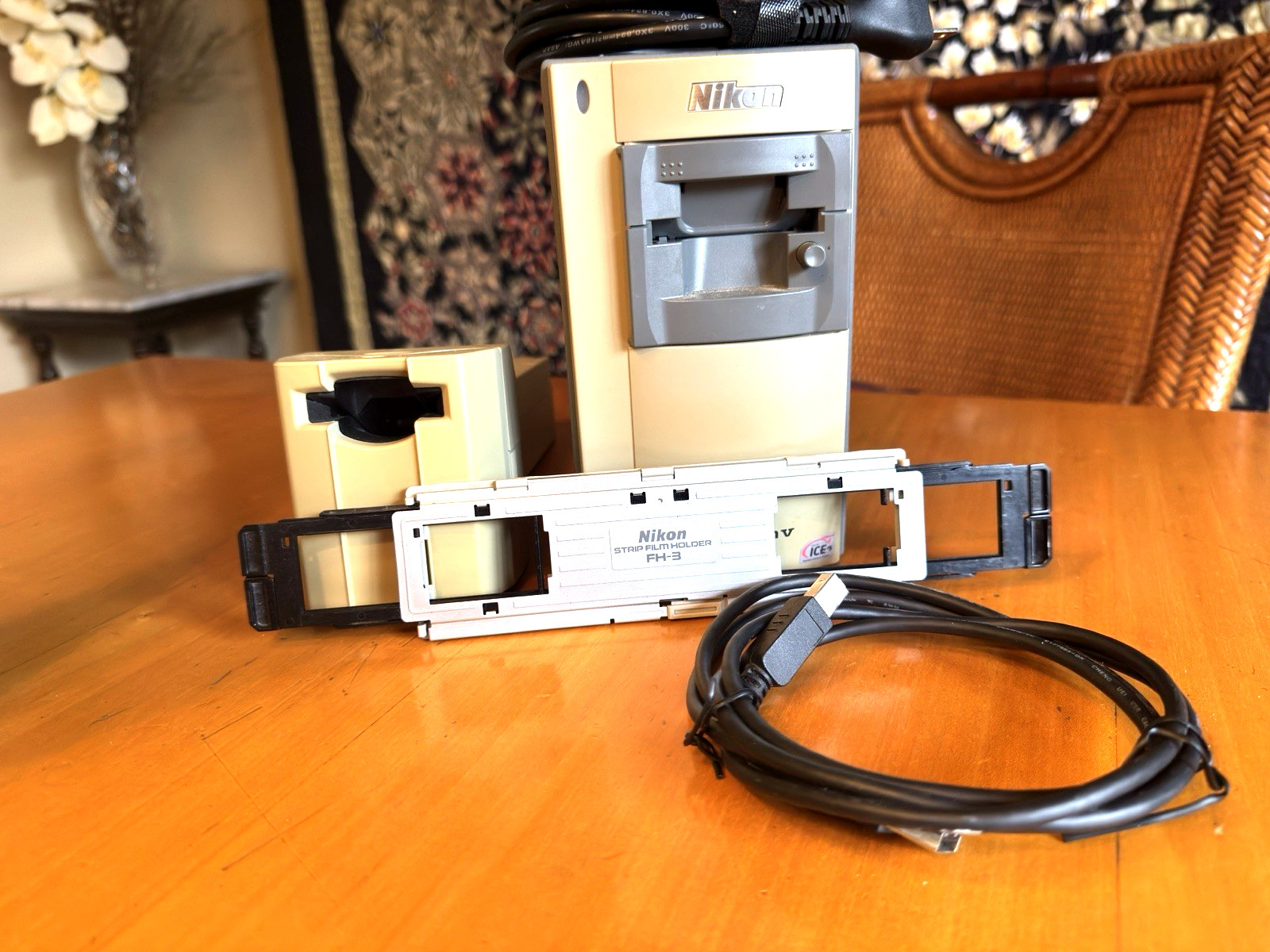 (TESTED and WORKING) Nikon CoolScan V ED Photo, Slide & Film Scanner