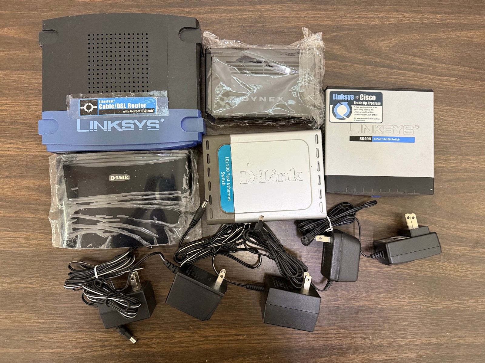 (Lot Of 5) Ethernet Switches and 1 Router Linksys D-Link Dynex BEFSR41 SD208