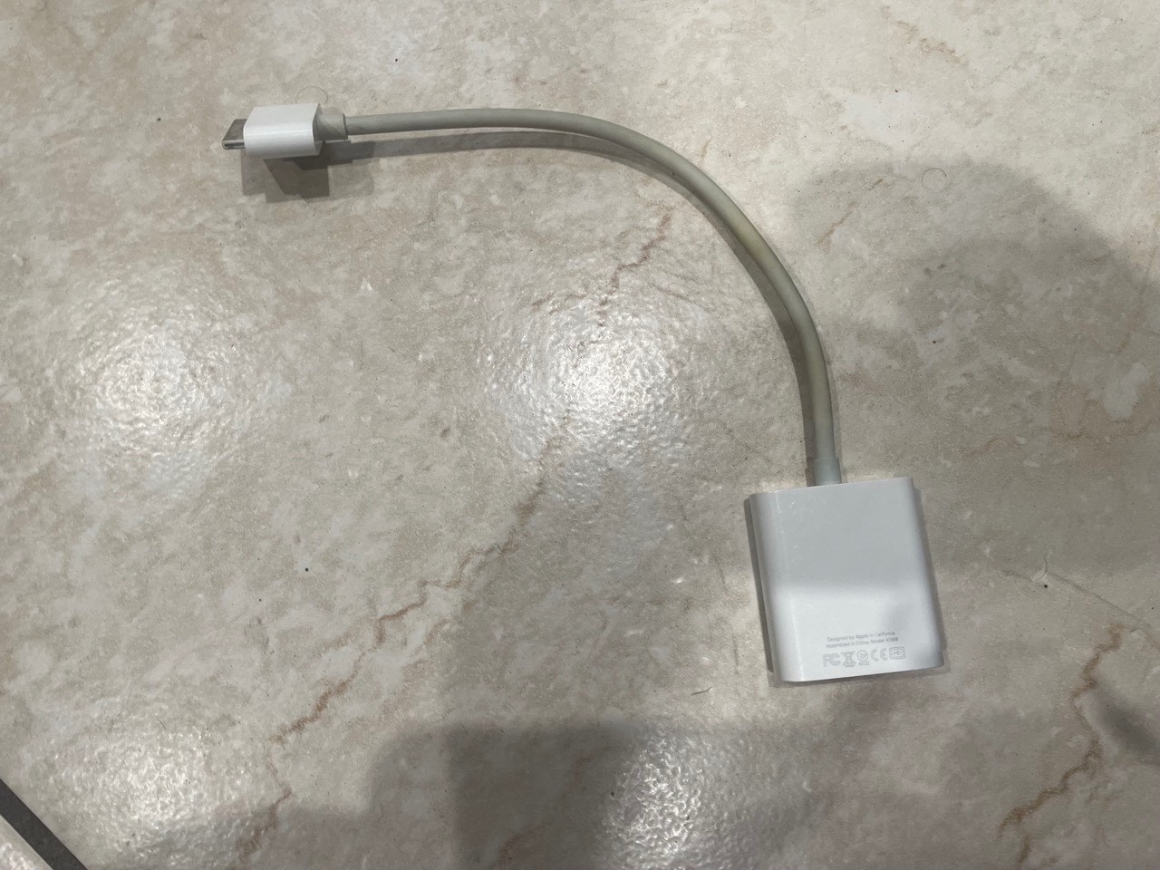 APPLE A1368 30-PIN TO VGA ADAPTER