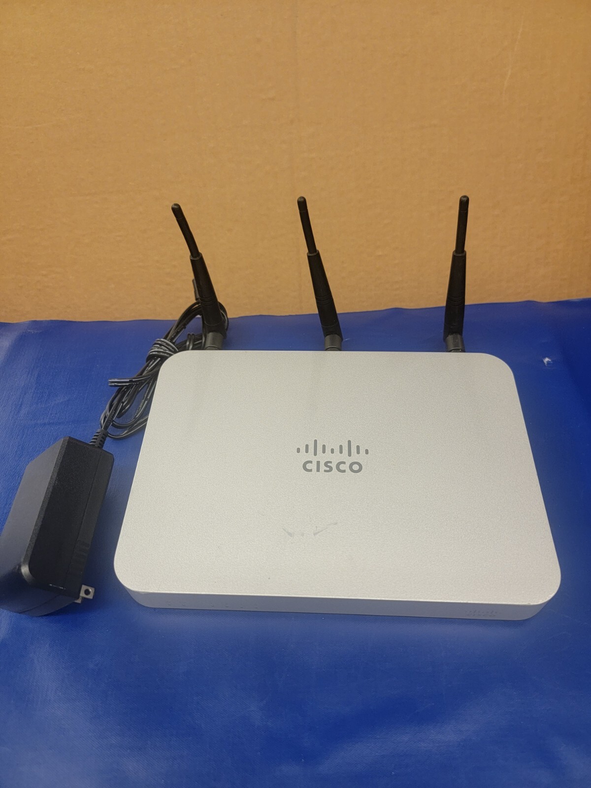Cisco Meraki MX60W five-port router. Fast Shipping