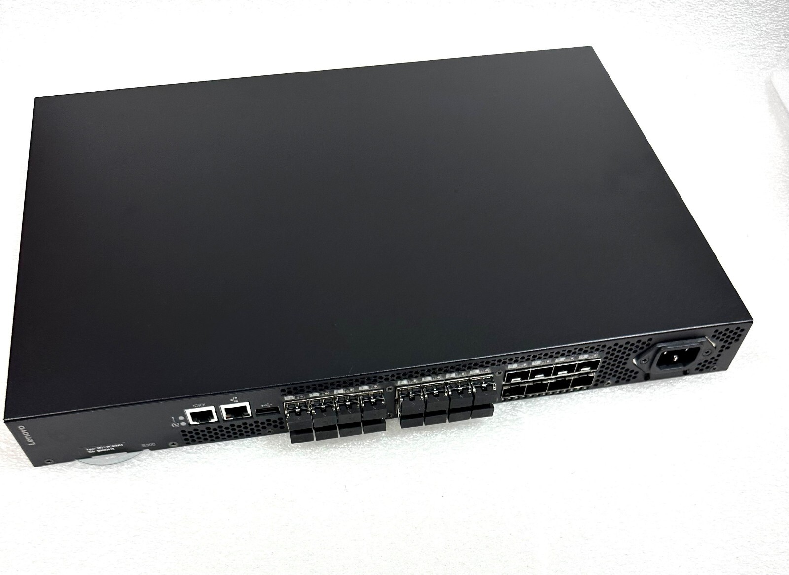 00WF785 Lenovo B300 FC 8GB SAN Switch, 8-24 port W/16 SFP'S