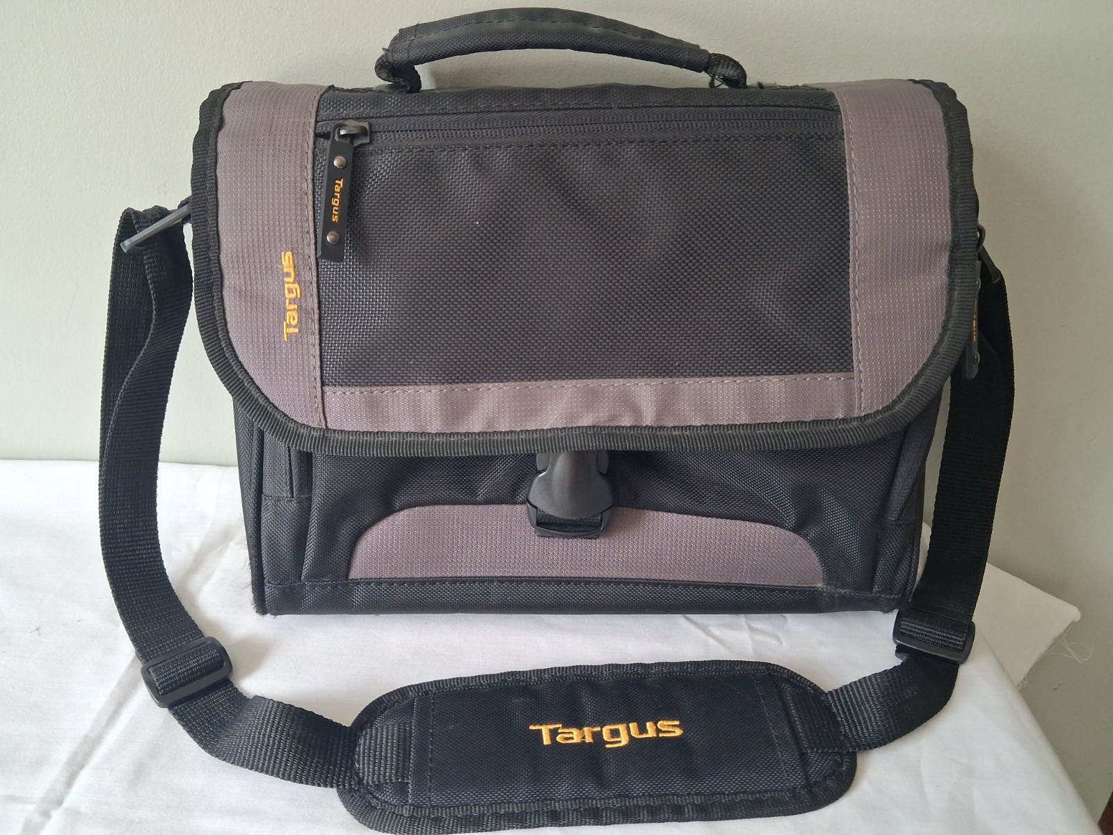 Targus TSM148-50 CityGear Mini Messenger Shoulder Bag Tablet Notebook Case