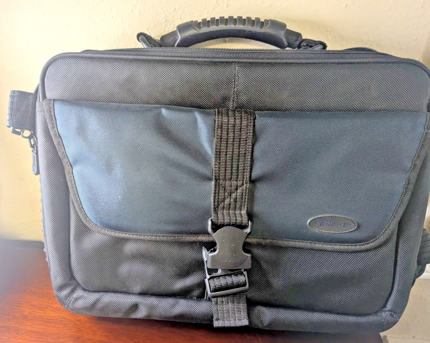 Targus (CBT300-001) 15.4 BlackTop Standard Notebook Carrying Case