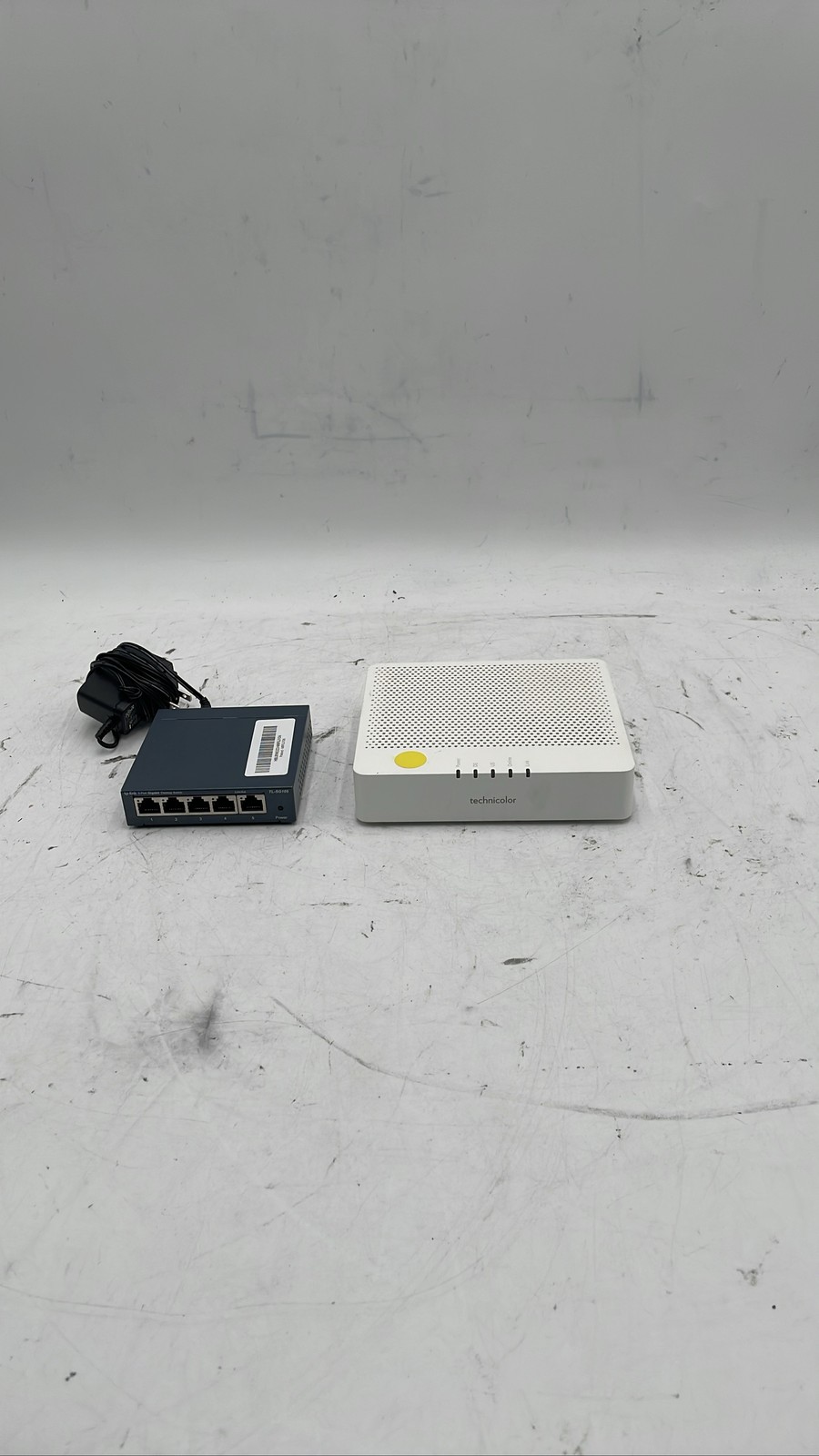 Technicolor TC4400-AM Cable Modem TP-Link TL-SG105 V6.6 Gigabit Switch Lot Of 2