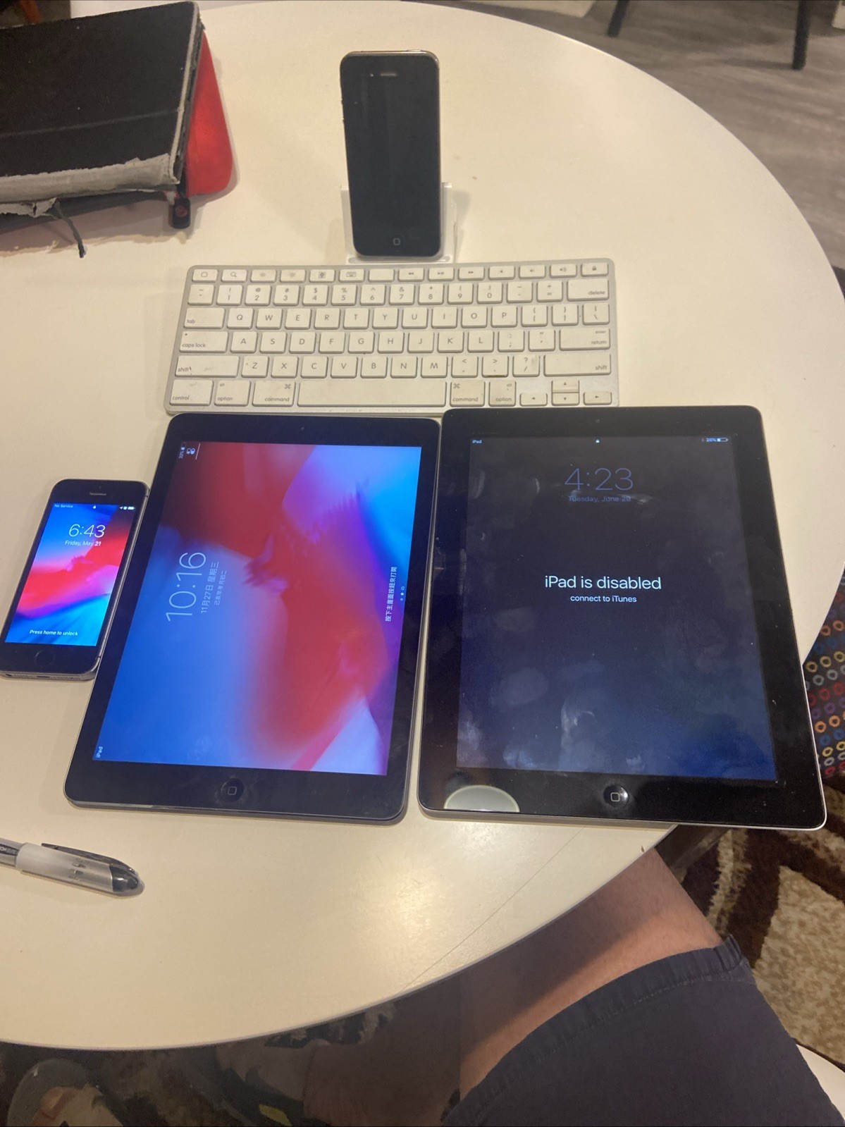 Two iPhones An iPad First Generation Another iPad And A Wireless Keyboard(As Is)