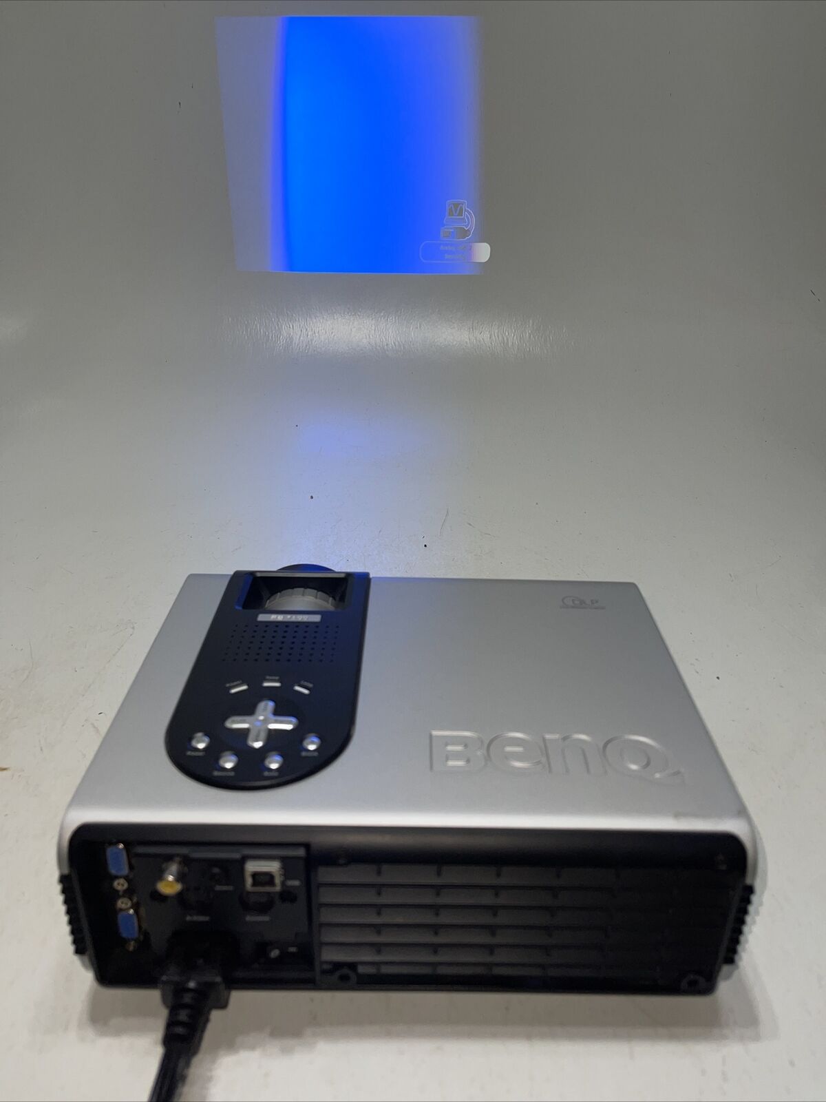 Benq PB7100 DLP Projector  Read Description