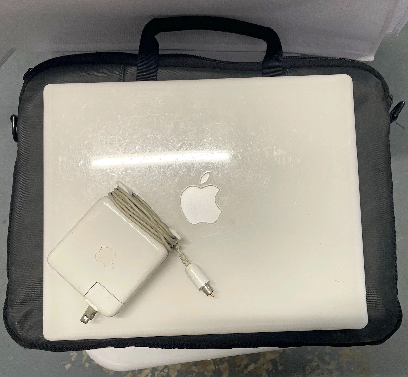 Apple iBook A1005 12.1in White PowerPC G3 700MHz 128MB Mac OS X. Powers on