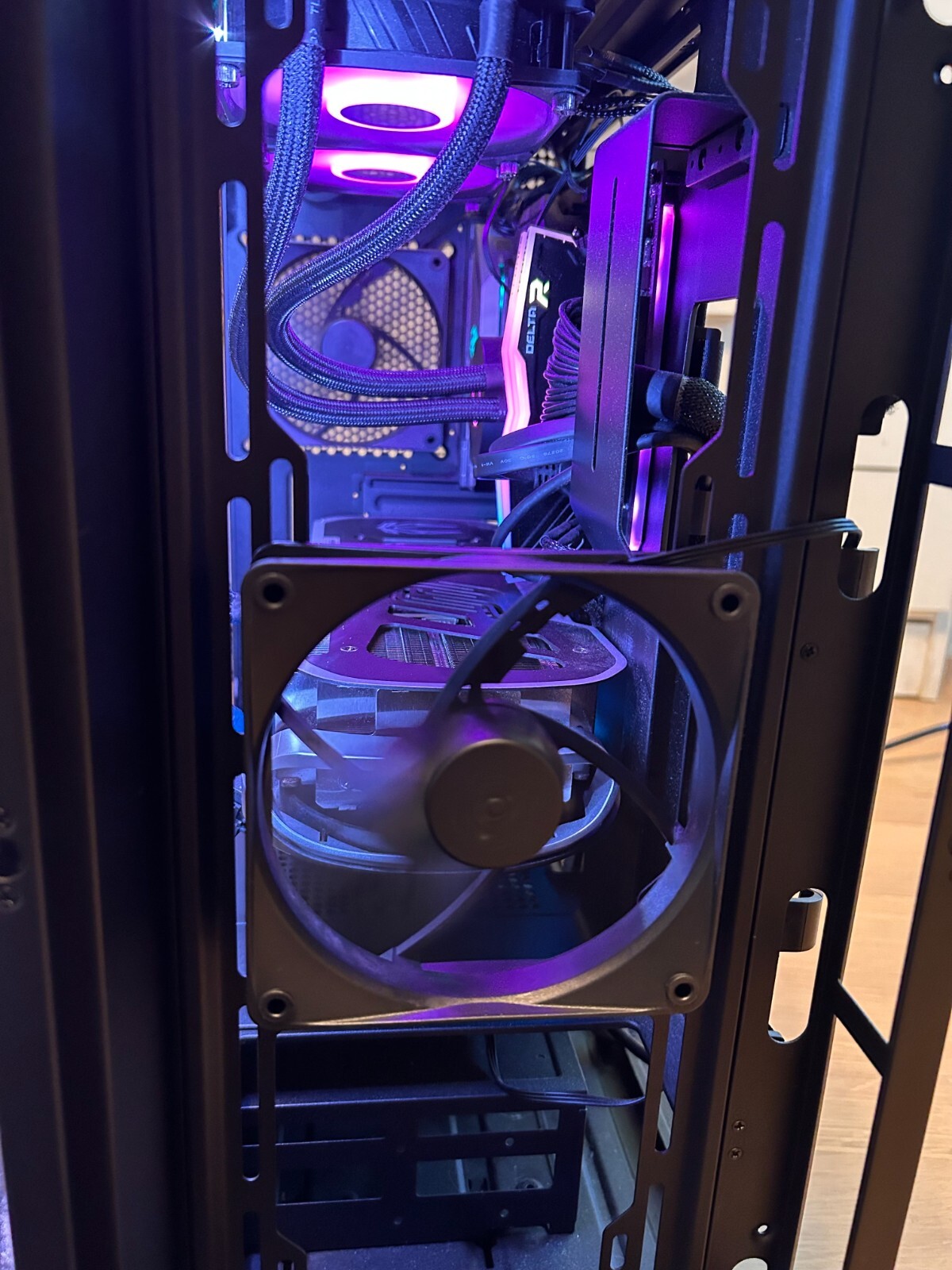 GREAT QUALITY BLACK GAMING PC WITH HIGH QUAILTY CABLE MANAGMENT AND WIFI