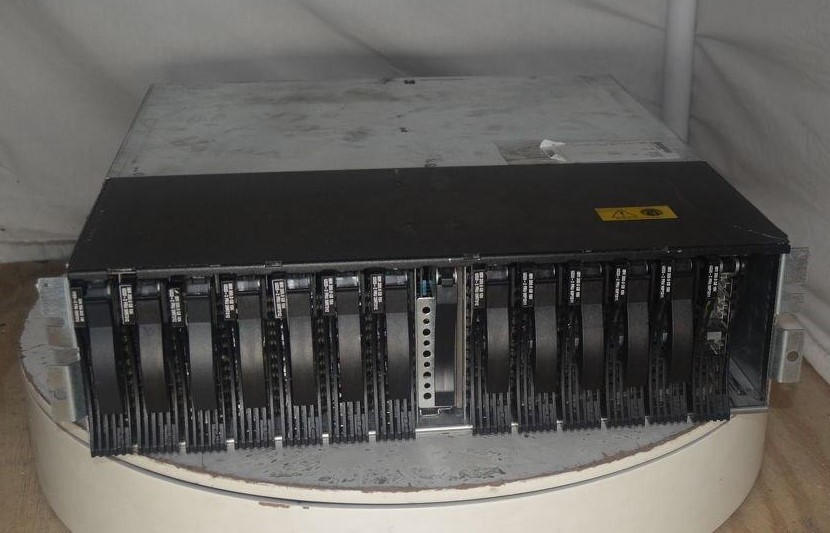 IBM 1733-1RU EXP400 14-Bay 3.5" SCSI External Storage Enclosure Unit SEE NOTES