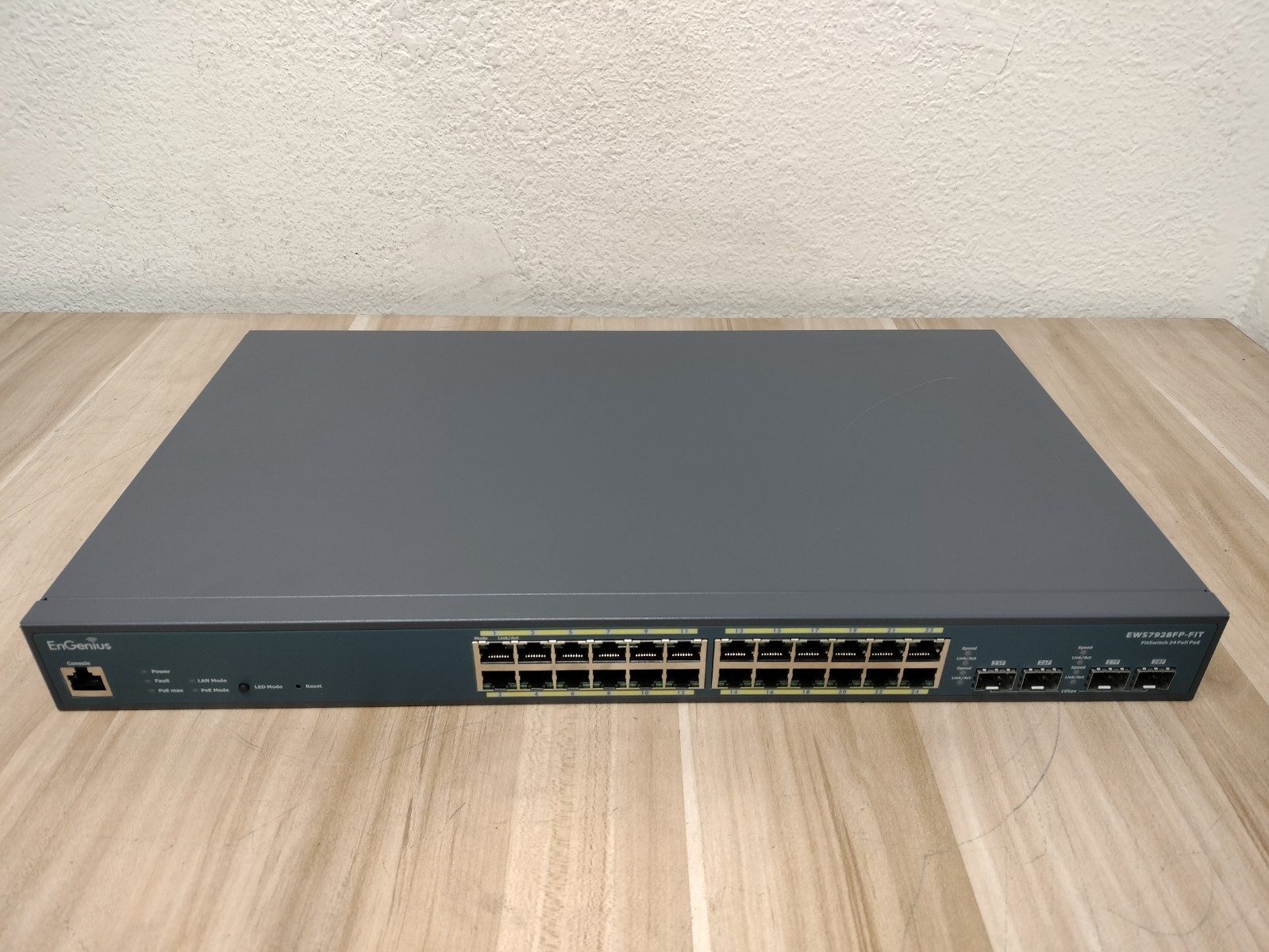 Engenius Fit 24-Port 410W Gigabit PoE+ Switch Layer 2 with 4 SFP EWS7928FP-FIT