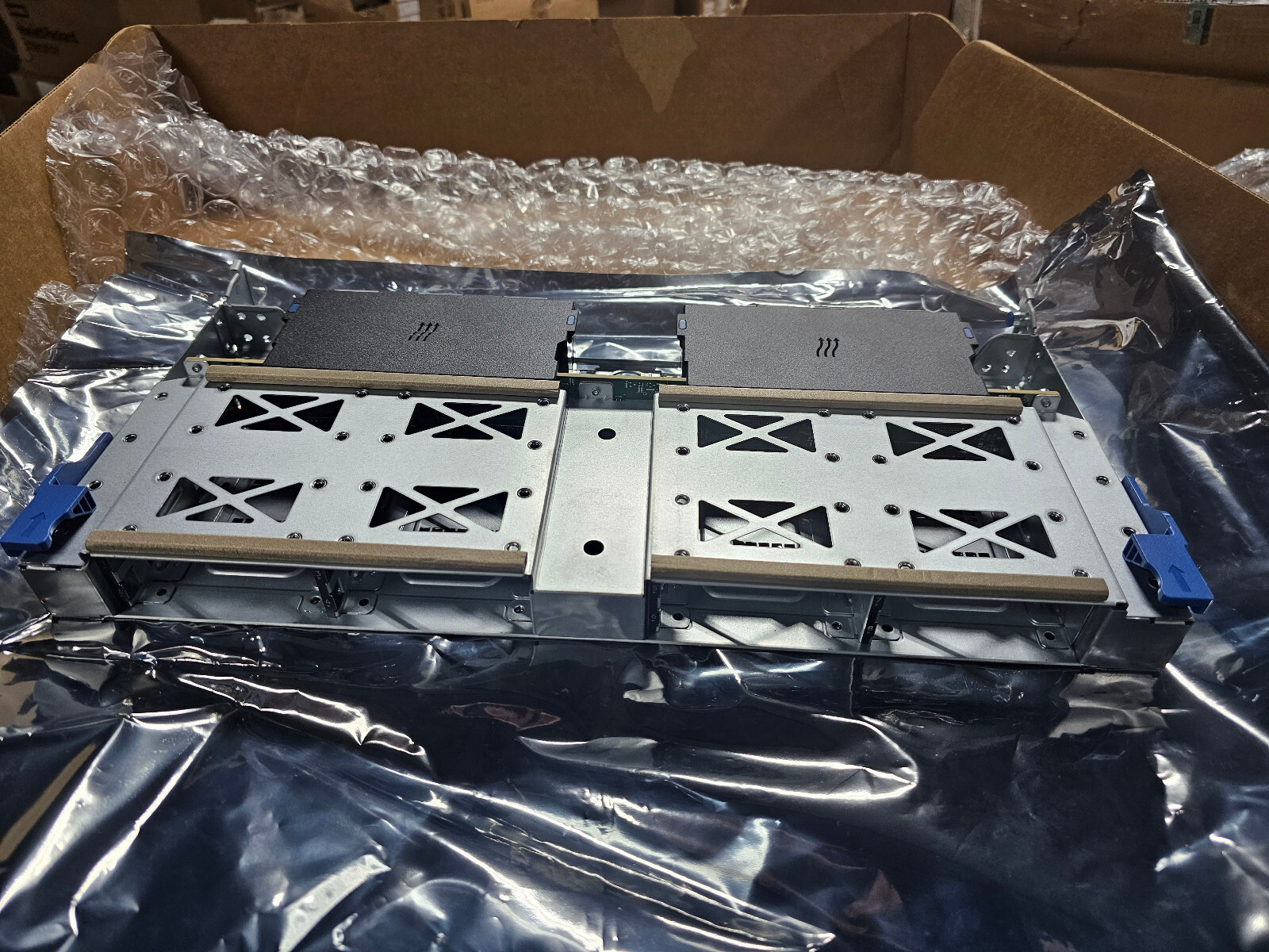 P28703-B21 HPE Apollo 4200 Gen10 Plus 8SFF x4 Tri-Mode U.3 BC Drive Cage 3