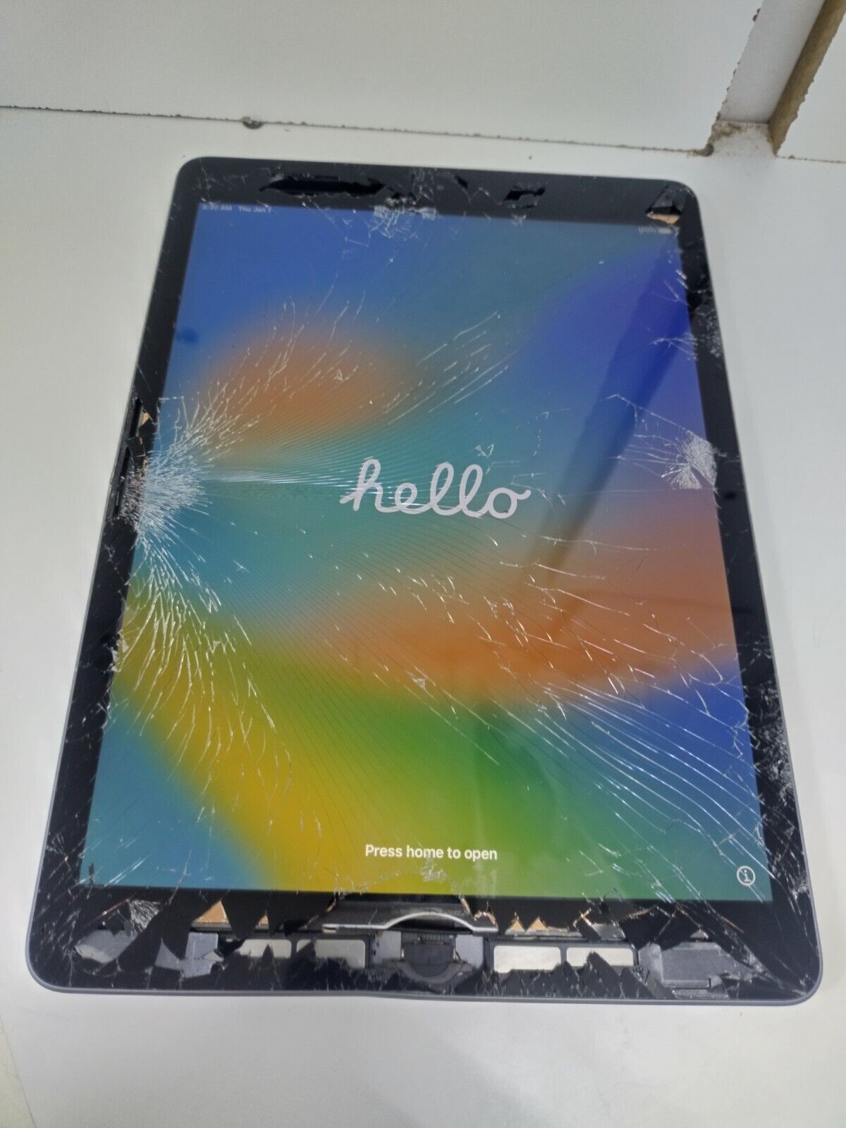 Apple iPad 8th Gen. 32GB - Power On - Smashed Up - For repair only -