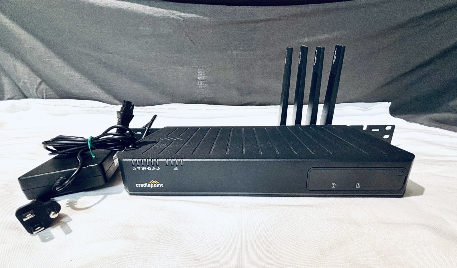 Cradlepoint 4G E3000-C18B Wireless Internet Commercial Enterprise Router TESTED