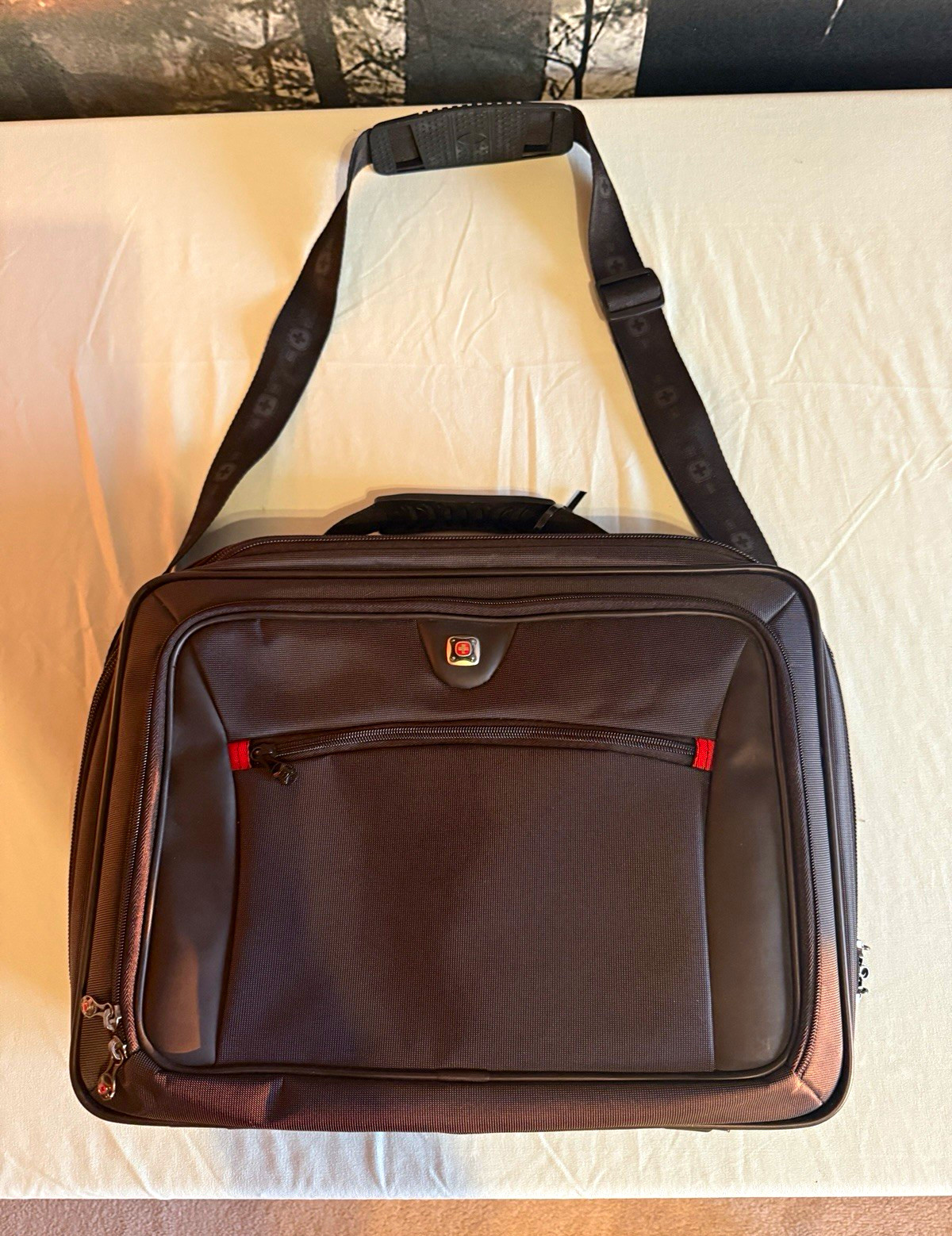 SwissGear Padded Shoulder/Messenger Laptop Bag, Black Nylon, Fits 15 in