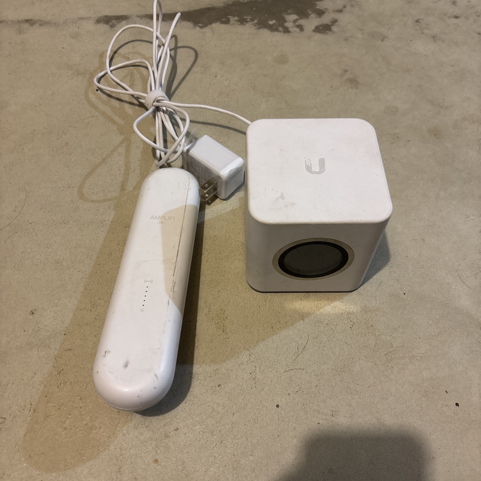 Ubiquiti AmpliFi HD Dual-Band Mesh Wi-Fi System 1 Router + 1 Mesh Points Unifi