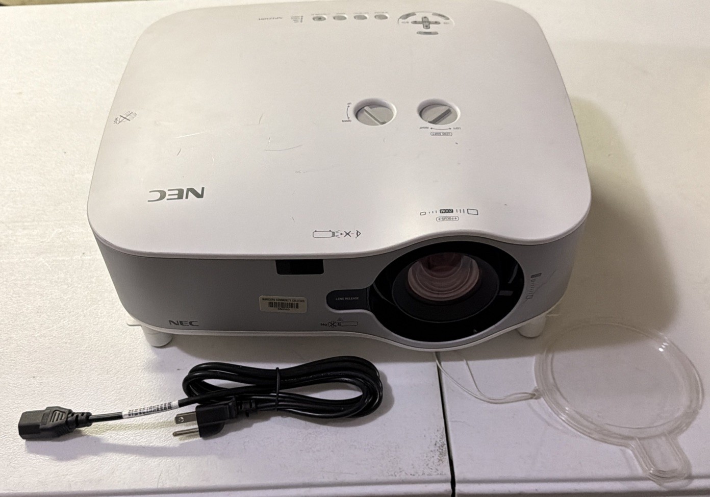 NEC NP2150 3LCD PROJECTOR 4200 LUMENS HD 600:1 XGA - 259 Lamp Hours