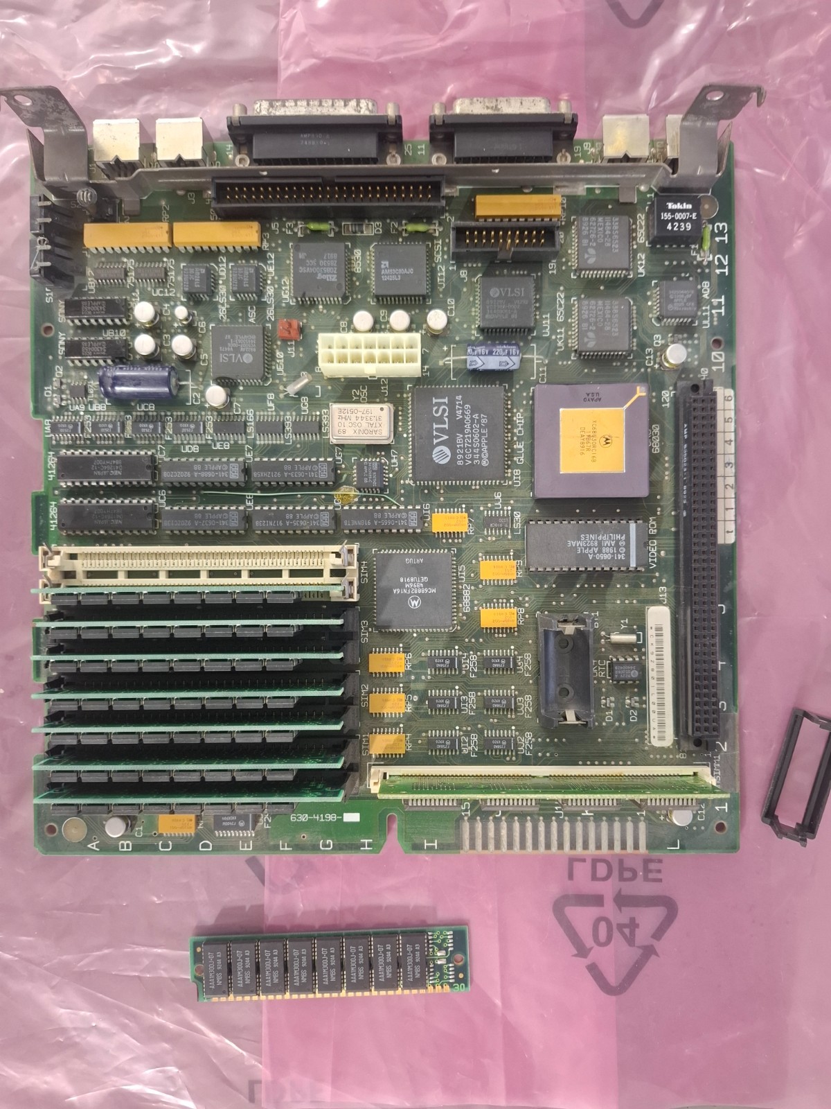 Vintage Apple Macintosh SE/30 motherboard (820-0260-10), in excellent condition
