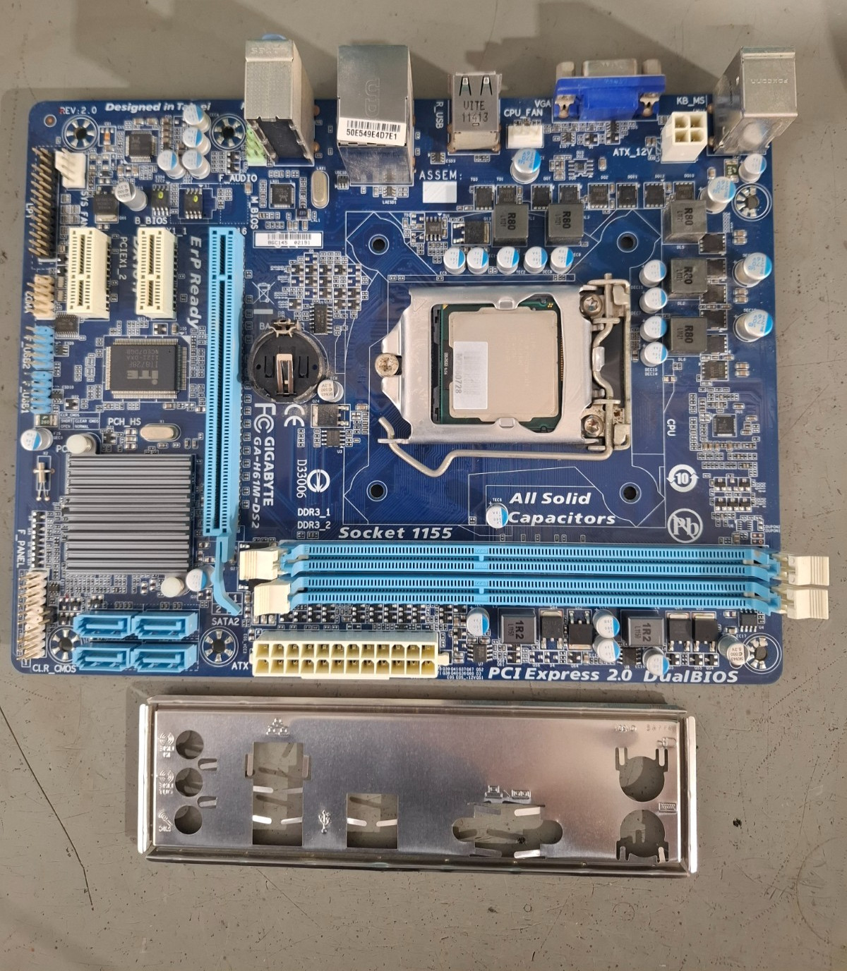Gigabyte GA-H61M-DS2 LGA 1155 Motherboard With IO Shield +CPU G620