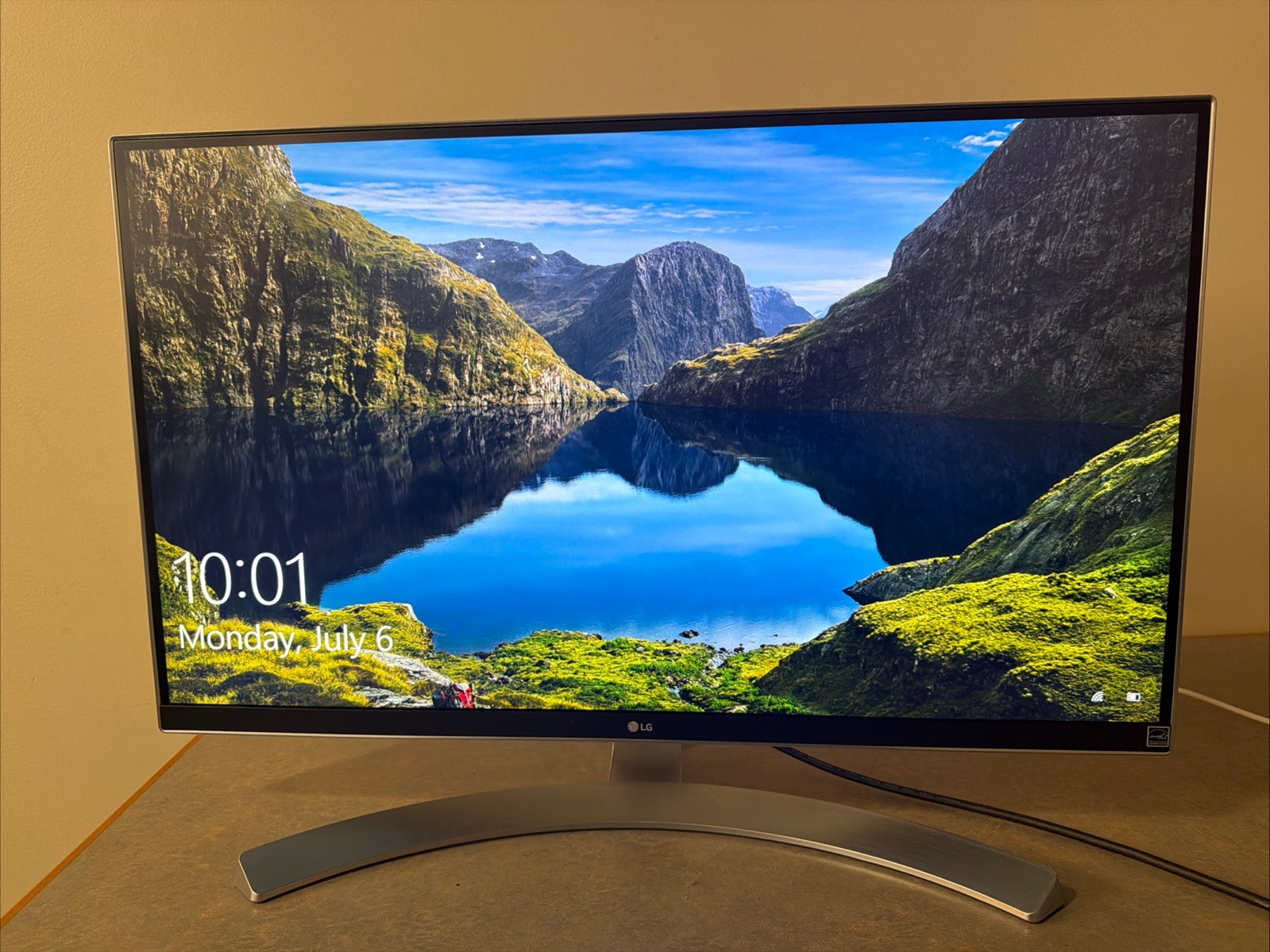 LG 27UN850-W 27" Ultrafine UHD IPS Monitor