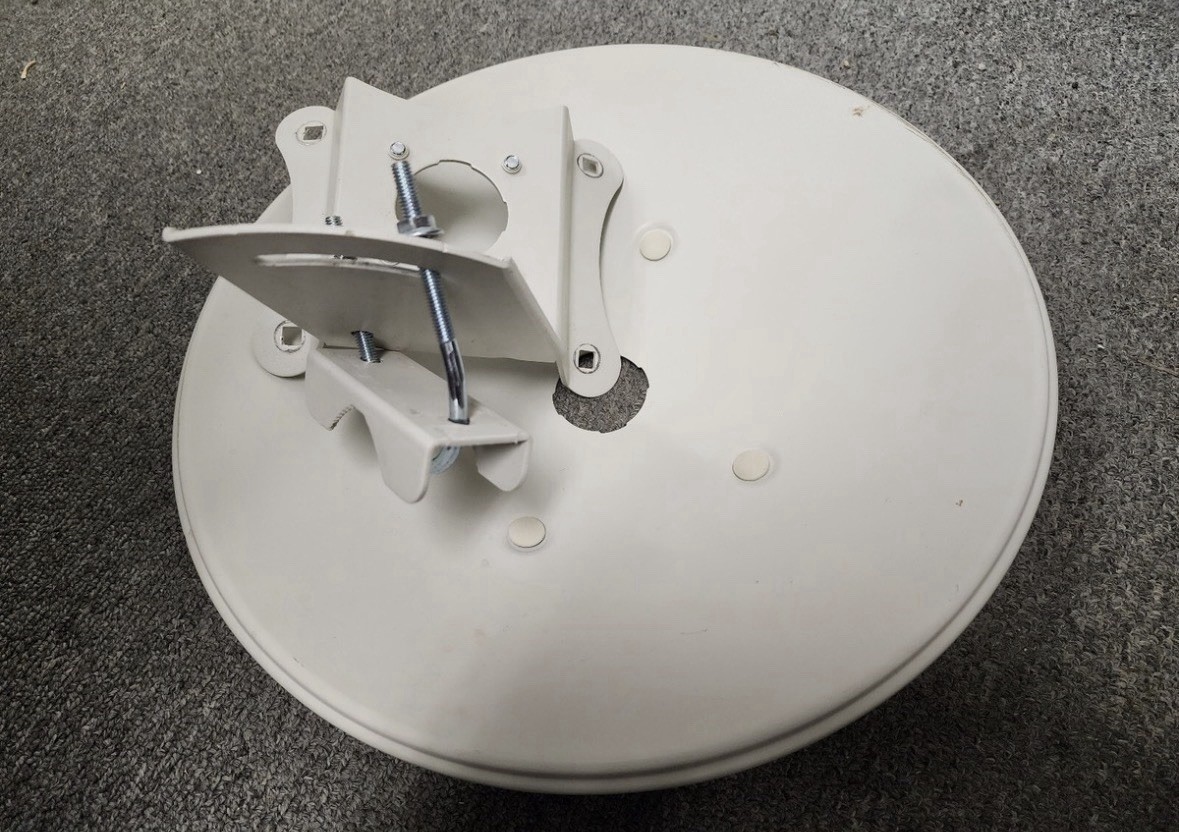 Uniquiti Networks NanoBridge M5 12" Dish With Pole Mount  NO RADIO