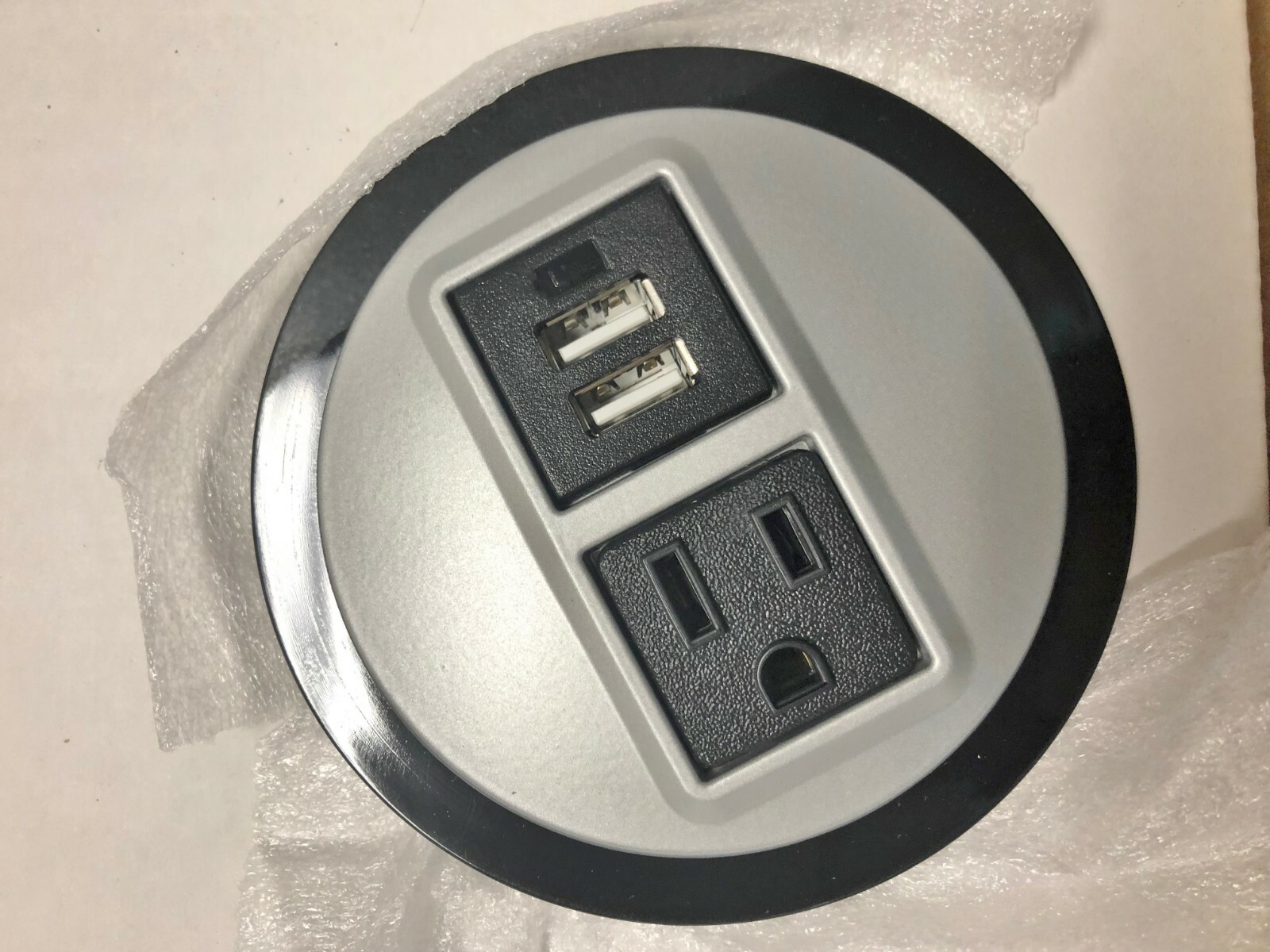 Byrne Power Data Center Node Silver/Black 1-Outlet 1-2port USB Interlink   #9821