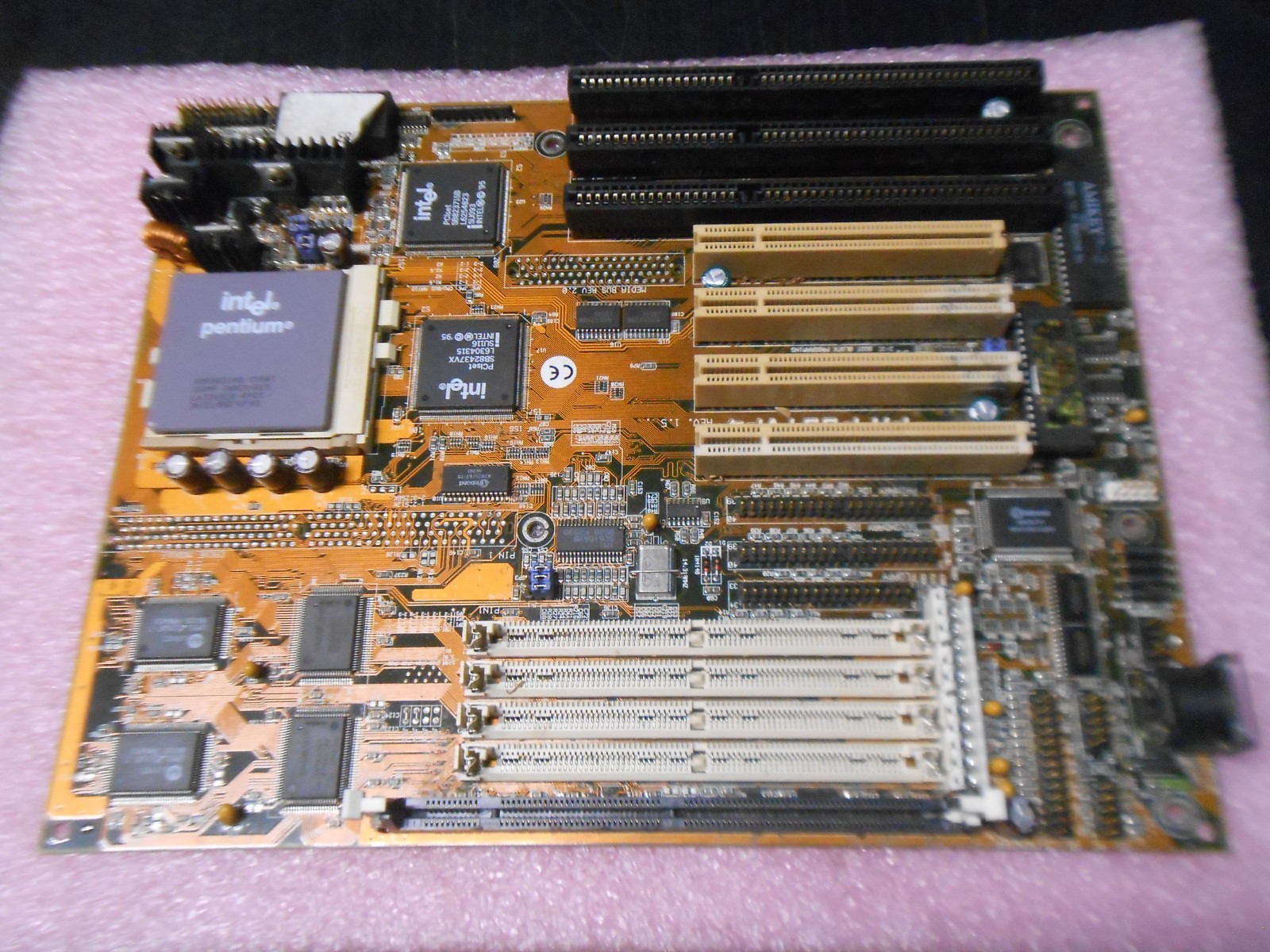 Vintage Pentium Socket 5/7 P/I-P55TVP4 Motherboard + CPU 1995 Era A80502-100 EXC