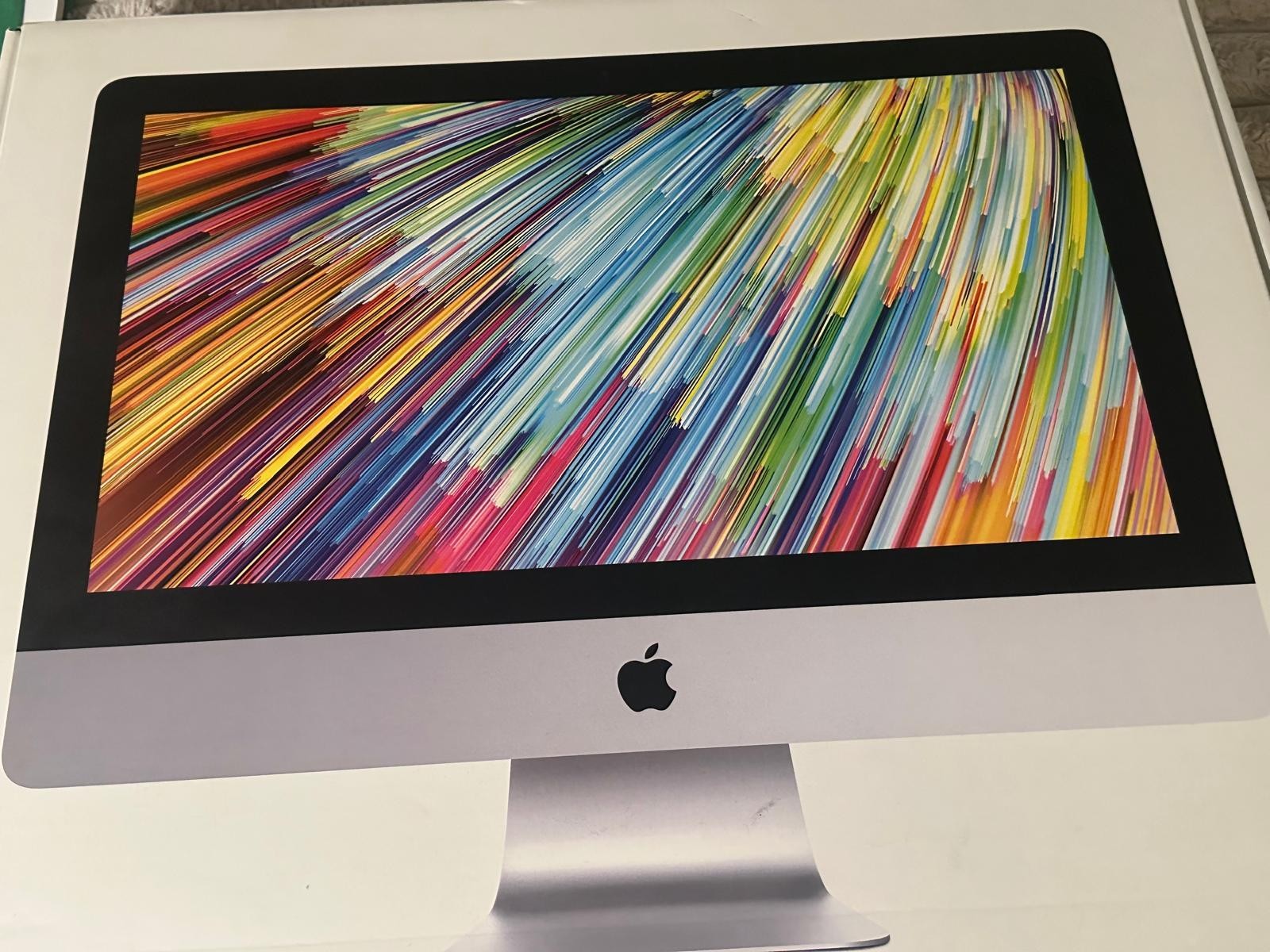 2017 Apple iMac 21.5" i5 2.3GHz 8GB RAM 1TB HDD Silver MMQA2LL/A